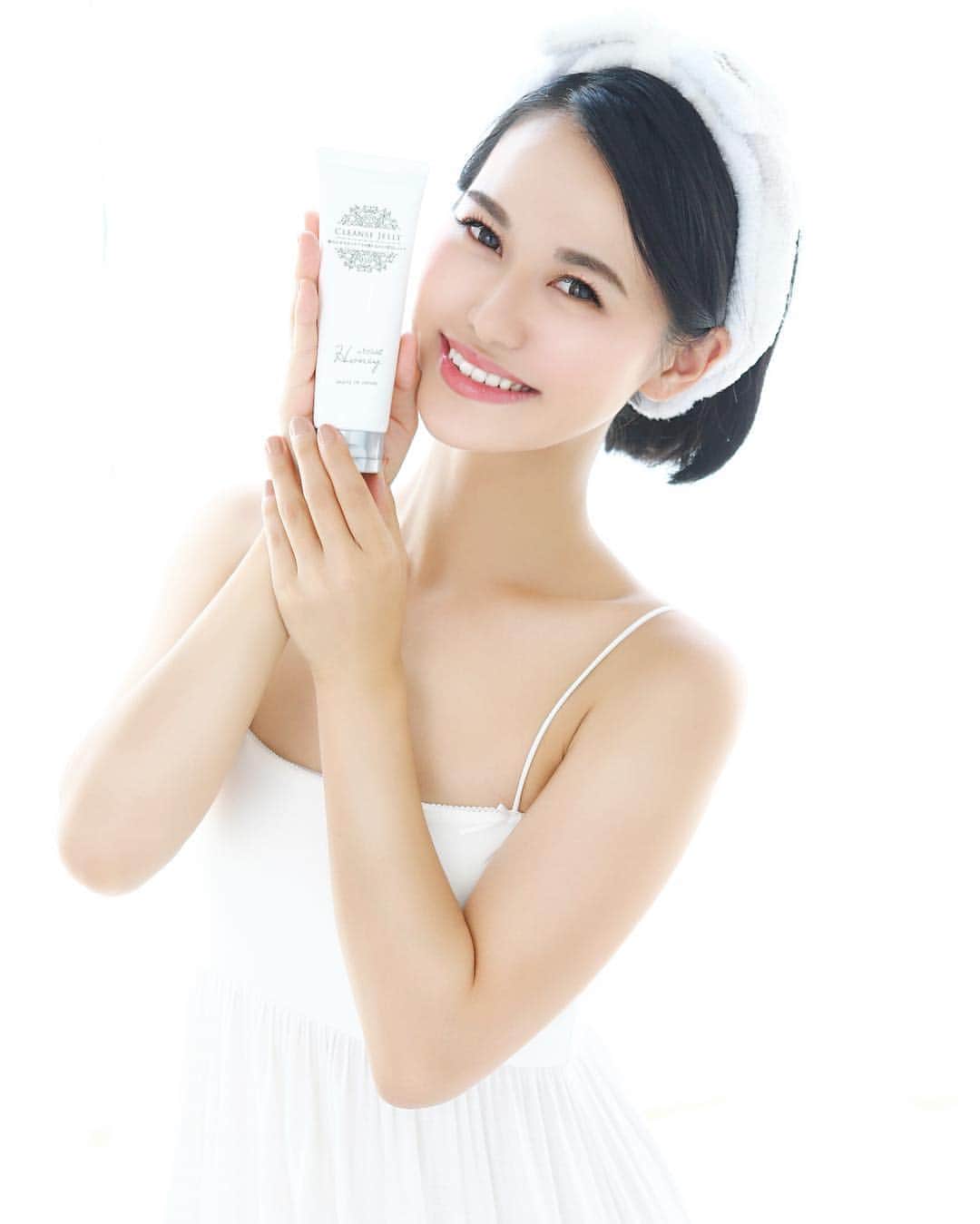 七尾エレナのインスタグラム：「私がイメージモデルを務めている 美顔器メーカー「belulu」@belulu_beauty の クリスマスギフトセットがとってもおすすめです💕 ＊ beluluがプロデュースした基礎化粧品 「Honey by belulu」👉 私が写真で持ってる商品 と美顔器がセットになってて このギフトセット1つでクレンジングから洗顔 化粧水、保湿、美顔器ケアを全て叶えてくれる💄 お友達や、彼女、奥様へのギフトにぜひ🎅🎄 ＊ #美顔器 #美顔器メーカー #belulu #ビルル #スキンケア #美容 #美肌 #美白 #おうちエステ #クリスマスギフト #クリスマスプレゼント #プレゼント #冬支度 #コスメ #美容液 #化粧水」