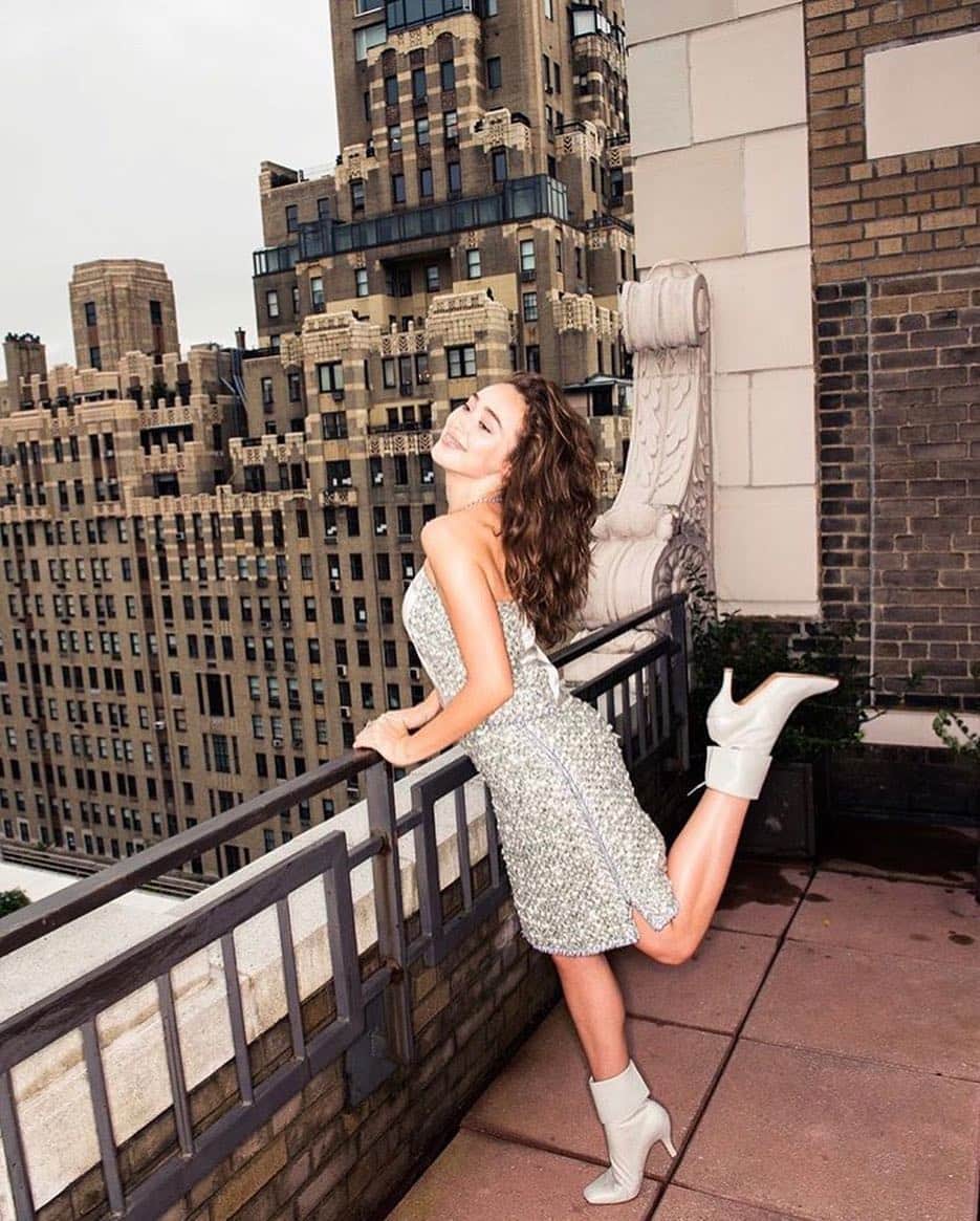 アリシア・デブナム・キャリーのインスタグラム：「CHANEL x Coveteur. ✨  Just out here living my best life in @chanelofficial couture for @coveteur . Go check it out online. ☁️」