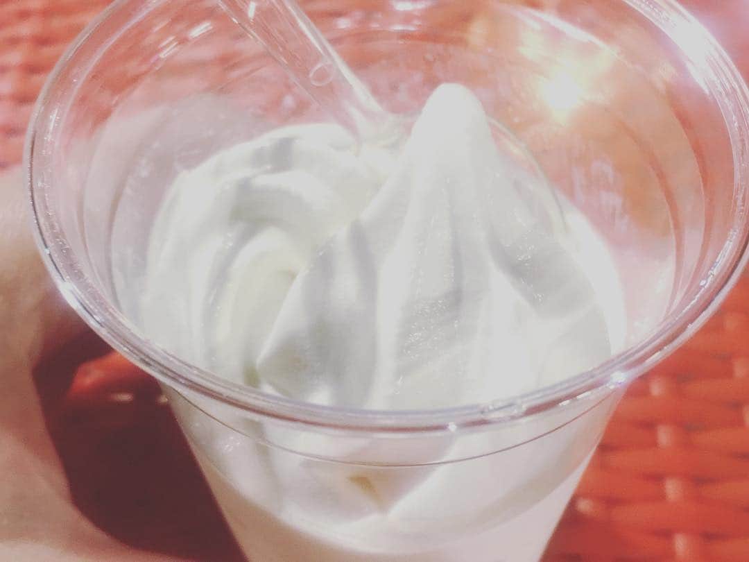 山本愛子さんのインスタグラム写真 - (山本愛子Instagram)「④ カフェも併設されていました✨  フレッシュなソフトクリーム、おいしかった♪  バター作りやアイス作りなどの体験などもできるみたい( ˊᵕˋ )✨ また来たいです♪  #大手町牧場  #大手町 #ソフトクリーム #スワイプしてね」11月21日 8時45分 - aikoyade1219