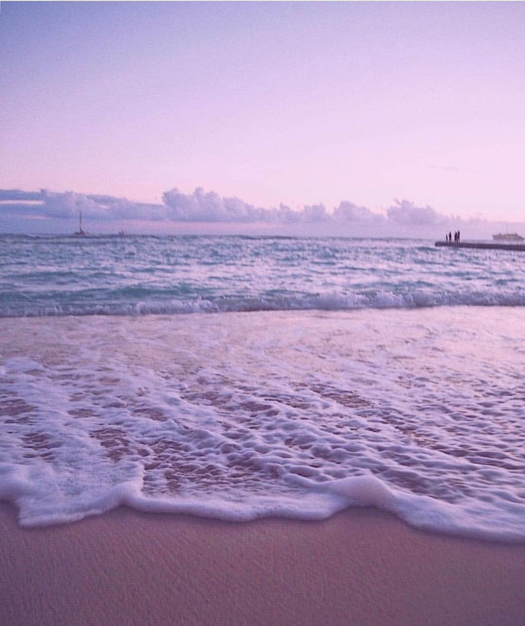 LDL TRAVEL 公式さんのインスタグラム写真 - (LDL TRAVEL 公式Instagram)「📍: Honolulu / Hawaii . 夏の海もいいけど、秋の海も好き。 . 最近寒くなってきましたが、皆さま風邪などをひかないようにお気をつけください…❄️ . . . . ✈︎ @masamio8o9 . .  #ハワイ #ホノルル #ビーチ」11月21日 0時25分 - ldl_travel