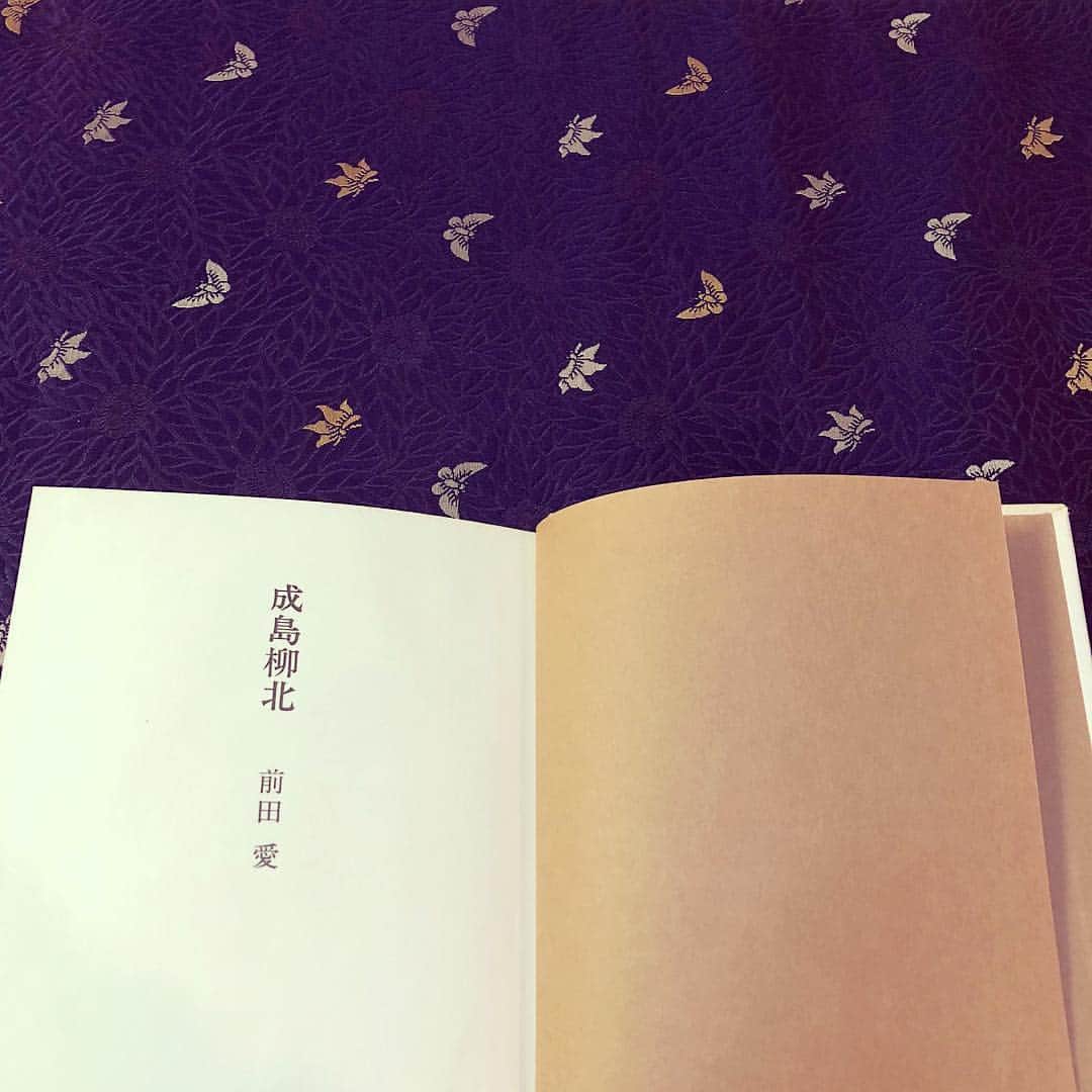 井嶋ナギのインスタグラム：「『成島柳北』（前田愛、朝日新聞社）面白かった！！！ 体調崩して寝込んでいたが、回復と同時に貪り読む。﻿﻿ ﻿﻿ 柳北は、幕末の幕府官僚出身、維新後に新聞人として活躍する等、先日読んだ福地桜痴との共通点が多い。「幕府側の役人の維新後の身の振り方」の例として、比べながら読むと大変面白い。﻿﻿ ﻿﻿ とはいえ、福地桜痴と成島柳北では、その内実にかなりの相違がある。﻿﻿ ﻿﻿ 桜痴は地方出身で女遊びもガツガツして嫌われる野暮天だが、柳北は江戸育ちで女遊びも趣味もスマートな都会人。同じように維新で職を失い、新聞屋ジャーナリストになるが、どちらが新聞屋に向いてるのか？といったら、桜痴なのだ。﻿﻿ ﻿﻿ 面白かったのは、西南戦争が起きた時。福地桜痴はすぐに九州にとび迫真のレポを書いて名を上げるが、一方の成島柳北が書いたのは、京都の祇園舞芸妓や清水焼陶工の記事…ダメすぎる笑。﻿ ﻿﻿ 旧幕臣としては、維新後のゴタゴタなんか知るか！という思いもあったのだろうけども。﻿ ﻿ でも、この柳北のエピソード、好き。こういう立場もあっていいと思う。 ﻿﻿ ﻿﻿ 成島柳北は、儒学者の家の出身で、将軍に講義をする地位にあった高官であり学者。維新で職を失ったせいで新聞屋になるが、実質は、ハイコンテクストな文を操る「江戸の文人」だったのだから。﻿﻿ ﻿﻿ ﻿﻿ ﻿﻿ ﻿﻿﻿﻿ ﻿﻿﻿﻿﻿ #bookish #booknerds #booknerd #bookgram #booklover﻿﻿ #booktography #book #books #読書ノート #読書日記 #読書記録 #ナギの読書ノート #成島柳北 # #江戸 #明治﻿﻿ #tokyogram ﻿﻿#japangram #ilovejapan #japanlover #lovejapan #lifeinjapan #lifeintokyo﻿﻿」