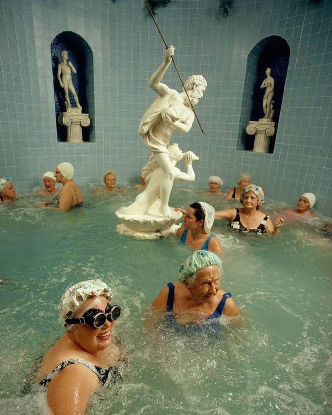Araksさんのインスタグラム写真 - (AraksInstagram)「#AraksBeauties ~ Photography by Jonathan Blair - Women enjoy the benefits of a heated whirlpool in Saint Petersburg, Florida (1973)」11月21日 2時55分 - araksofficial