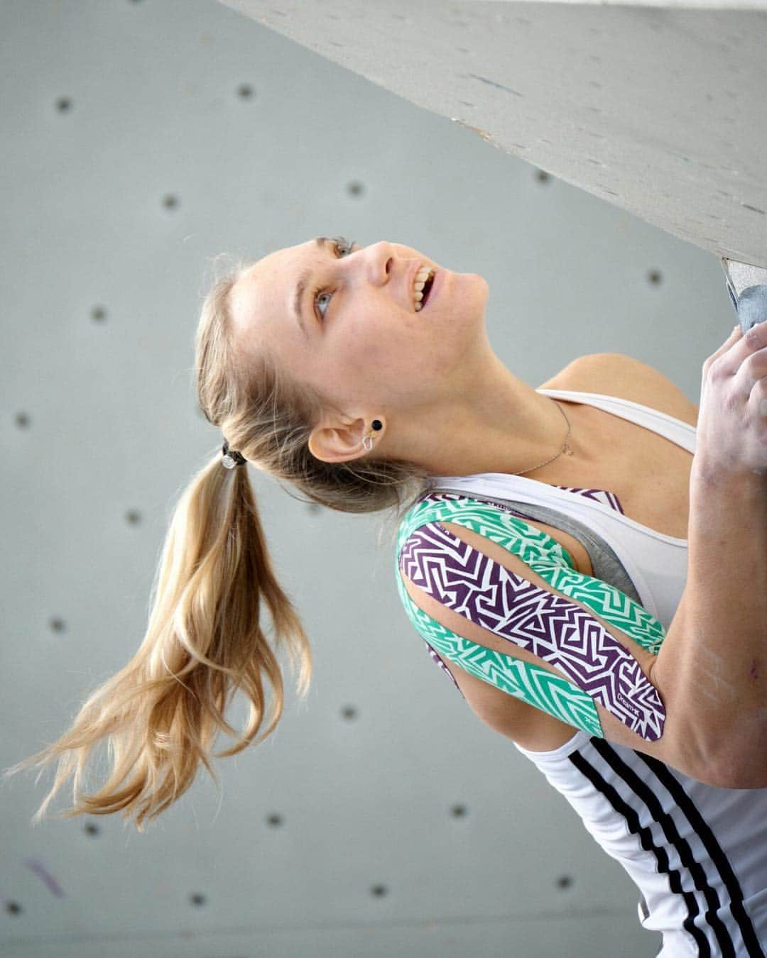 ヤンヤ・ガンブレットさんのインスタグラム写真 - (ヤンヤ・ガンブレットInstagram)「All smiles because season is finally over 😅 Felt like 💩 at China Open due to illness but I climbed okay and came home with two silver medals.  Now it’s time for a well-deserved rest 😎 . 📸: @nv_tsarev  @fiveten_official #brandofthebrave @camp1889 #campcassin @pazi.to #zavarovalnicatriglav @avtohisaklemencic #fordkaplus #CTeam @lapisholds」11月21日 3時19分 - janja_garnbret