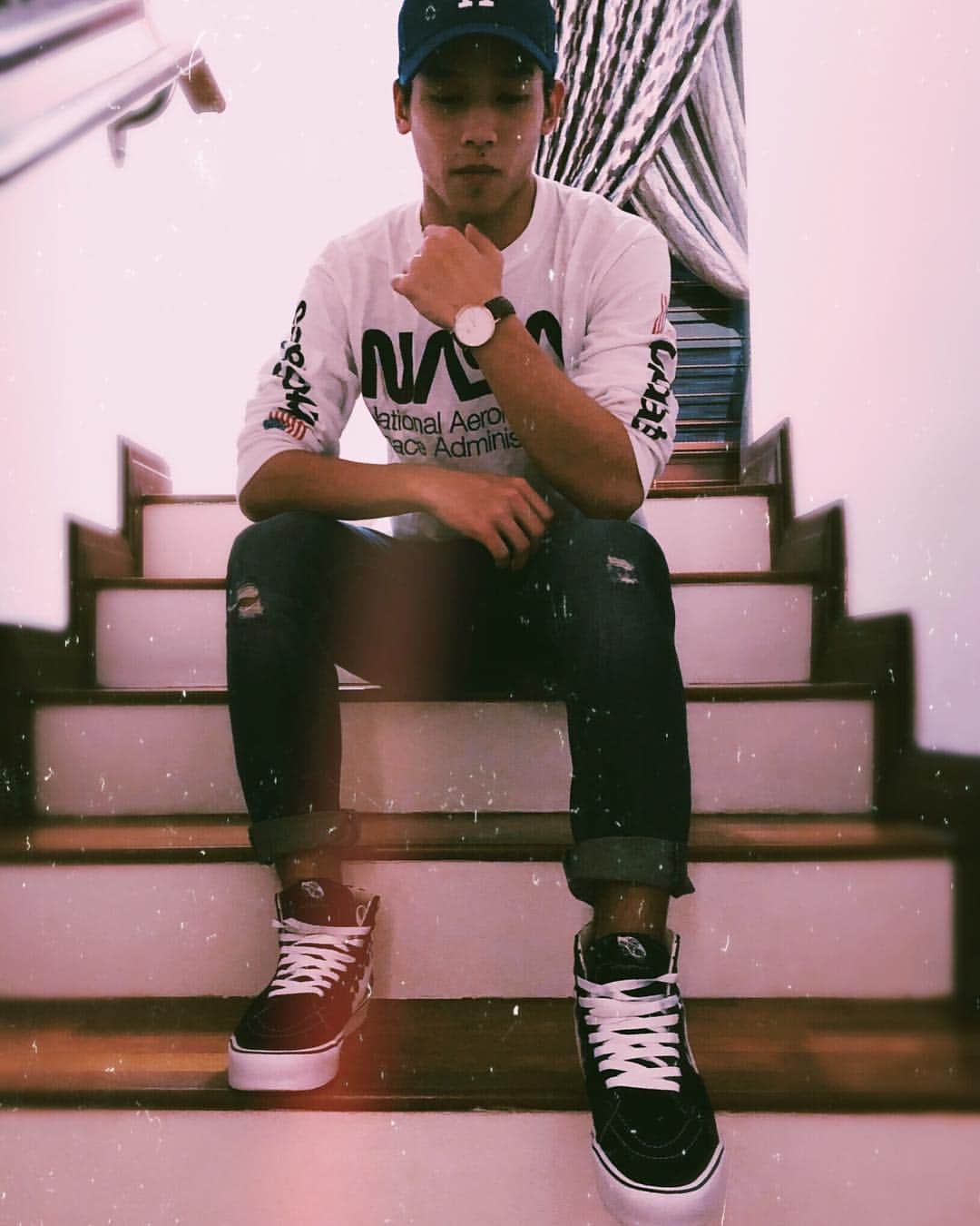 周凱翔のインスタグラム：「Attention! Black Friday sales officially starts NOW!  Go check out the greatest sales on www.danielwellington.com. You can save 50% on ALL Dapper collections and receive a free strap with any watch purchased! There’s also 20% off on selected holiday giftsets! Don’t forget to check out with my code kaixiang18 as EXTRA 15% off will be automatically added to your total bill! Offer ends 26th November! #DanielWellington #dwforeveryone」