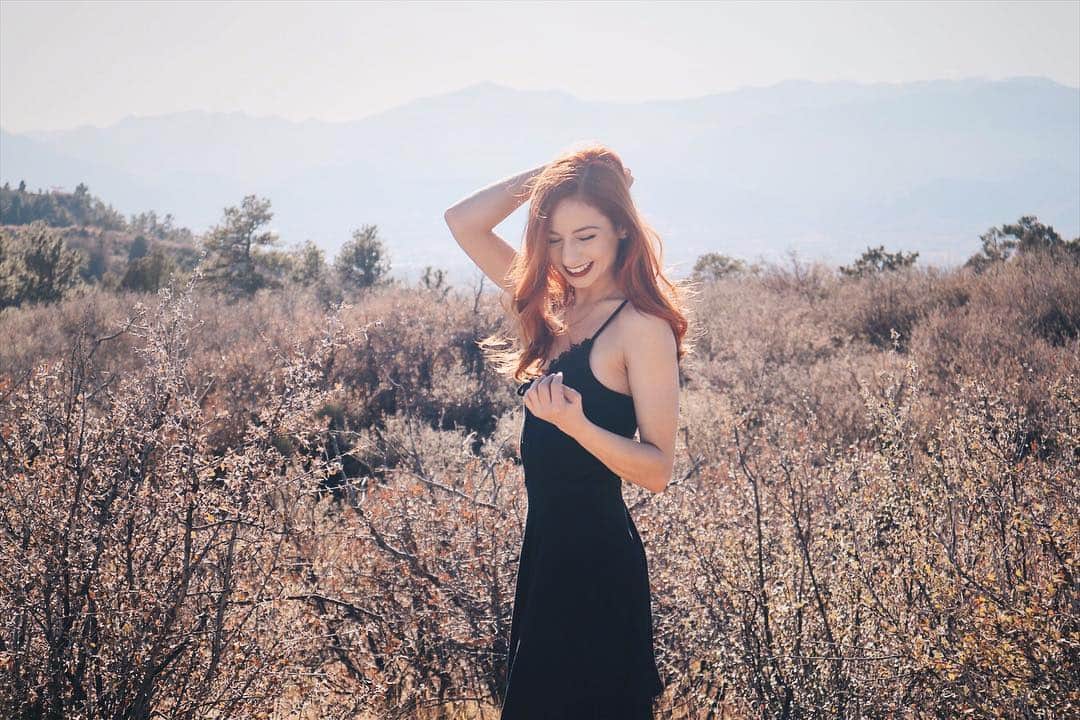 のインスタグラム：「Laughing at my own jokes because if I don’t, no one will. 🤷🏼‍♀️」