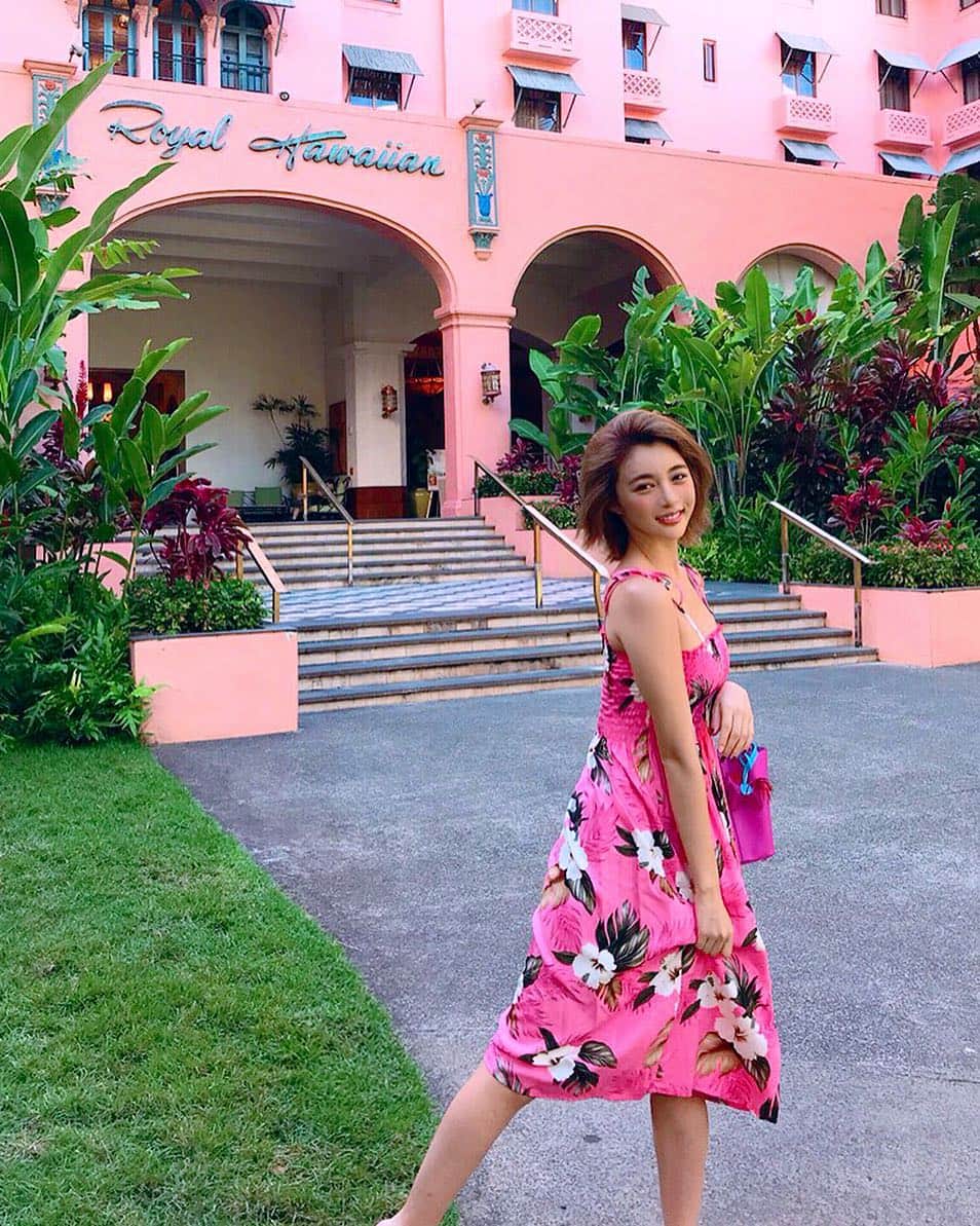 濱野りれさんのインスタグラム写真 - (濱野りれInstagram)「Here comes the @riregram 📌 . #royalhawaiian#hawaiilife#hilife#hawaiistagram#vacation#colorful#pinkpinkpink#beachgirl#waikikibeach#lovehawaii#hawaiistyle#travelgram#travellover#lifestyle#vacationstyle#islandgirl#thisismystory」11月21日 5時47分 - riregram