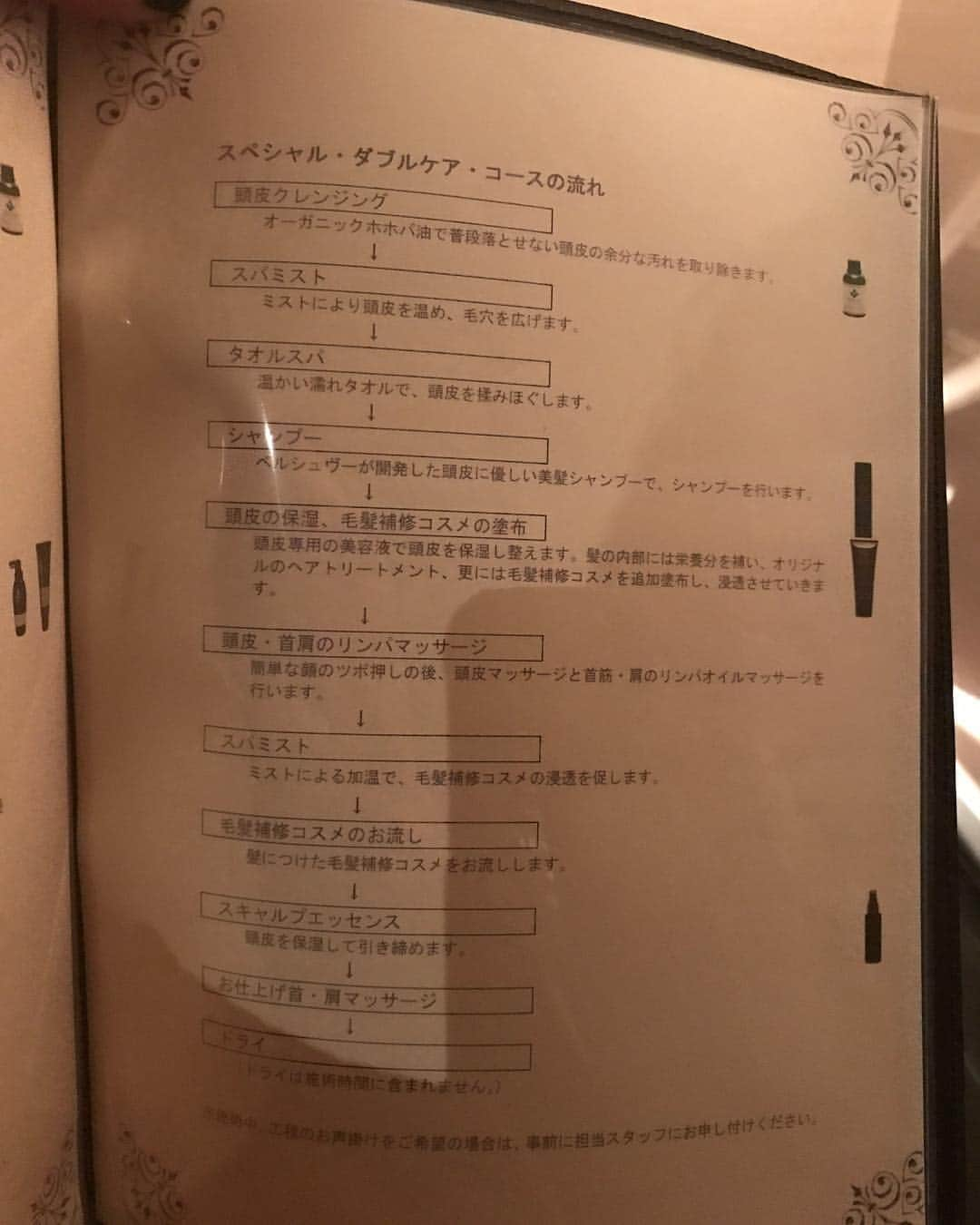 梅宮アンナさんのインスタグラム写真 - (梅宮アンナInstagram)「今回は、頭皮についてお話ししましょ😊  皆さんは、頭皮気になりませんか？  私は気になります😊  毎日洗っていても、、 汚れって、やはり自分では取れないなーと最近つくづく思う様になって。。 少し前に、こんな経験した事がありました。  とあるスポーツクラブの女子メイクアップルームでの事。。 皆んなドライヤーで髪を乾かしています。  その後ろを通った時、  嫌〜〜な匂いがして。。 要は、皆さん結構頭の地肌を洗えていないんだな〜〜と😂😂😂 自分も気にしないとなーと🧐  そんな経験を元に、、 ヘッドスパ専門店への興味が湧いて🚿🚿🚿🦱 そして、私、モモと2人で  ヘッドスパ専門店へ行ってきました🚿🚿 今回お世話になったのは、  こちら💁‍♀️ @bellecheveu_headspa  駒沢店です。  私達が選んだコースは  スペシャルダブルケアコースです。  頭皮クレンジングから始まり、  シャンプー🧴  頭皮マッサージ🙌  ミスト♨️ トリートメント  やりながら極楽でした🌟🌟😊 最後は、  首、肩をマッサージで終わりました😊  本当に気持ちの良いヘッドスパでした。  全てが終わり、  髪の毛をドライヤーで乾かした時、  やはり、いつもとは違う感覚でした。  頭が軽かったのです。  マッサージ効果もあり、  本当に軽かった。  皆さんも是非頭皮ケア  やってみてください。。 顔の保湿だけではなく、  頭皮にも保湿を😊😊 #ベルシュヴー #ヘッドスパ専門店 #ベルシュヴー駒沢店 #頭皮ケア #頭皮クレンジング #頭皮と毛のダブルケア」11月21日 7時27分 - annaumemiya