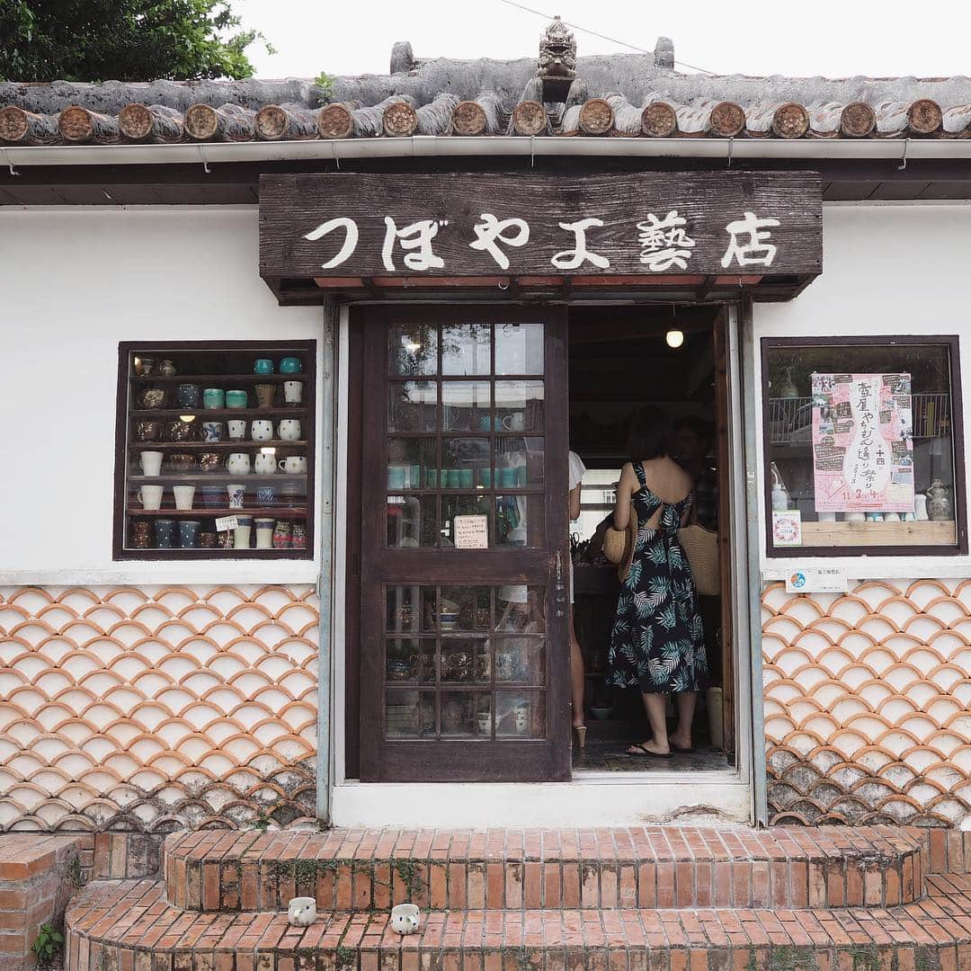 藤崎奈々子さんのインスタグラム写真 - (藤崎奈々子Instagram)「せっかく沖縄に来たので 壺屋やちむん通りへ ・ 2枚目のお店の食器可愛かったー 作家のお兄さんも親切で、色んなお話を聞かせてくれました(*^^*) ・ そして、たくさんのニャンコがいて 可愛かった♡ ・ #沖縄 #女子旅  #カメラ女子 #やちむん #やちむん通り  #食器 #ねこ  #gap」11月21日 7時12分 - nanakofujisaki