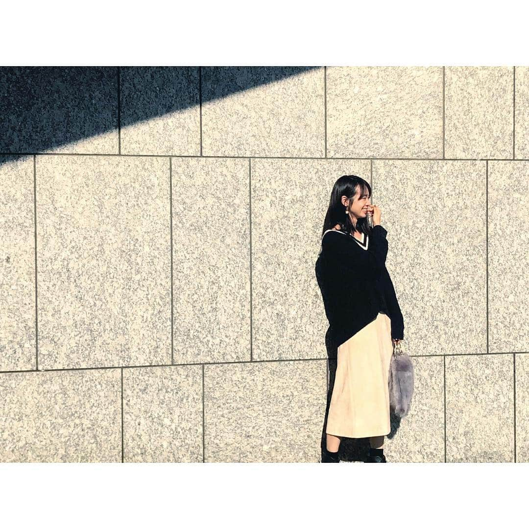 権藤朱実さんのインスタグラム写真 - (権藤朱実Instagram)「. 愛用しまくりのスカート☺︎♡ 『apart by lowrys』 ●スカート：FスエードAラインスカート →http://www.dot-st.com/m/apartbylowrys/CSfMbGoodsPage_001.jsp?ITEM_CD=816159 撮影で着た時からの一目惚れアイテム♡ なんとも言えない可愛い色合いだし・・・ Fスエードだけど、揺れる生地感も♡ Aラインだから動きやすいの！！ ●トップス：３ＧＣｏＰｏチルデンＰＯ →http://www.dot-st.com/m/apartbylowrys/CSfMbGoodsPage_001.jsp?ITEM_CD=802900 ２つともプライベートでヘビロテです♡♡ #brand #apartbylowrys #アパートバイローリーズ #FスエードAラインスカート #３ＧＣｏＰｏチルデンＰＯ →@apartbylowrys #Japan #Tokyo #2018aw #skirt #suede #akephoto #akeapart #thankyou #ake☺︎ #一目惚れ #スカート #チルデン #ニット #秋冬 #感謝 #model #satorujapan #akemigondo #モデル #サトルジャパン #権藤朱実 →@satorujapan_official @akemigondo ☑︎プロフィールのリンクにてblog更新中☺︎ My blog『ake photo』 →http://ameblo.jp/akemi-gondo/」11月21日 7時23分 - akemigondo