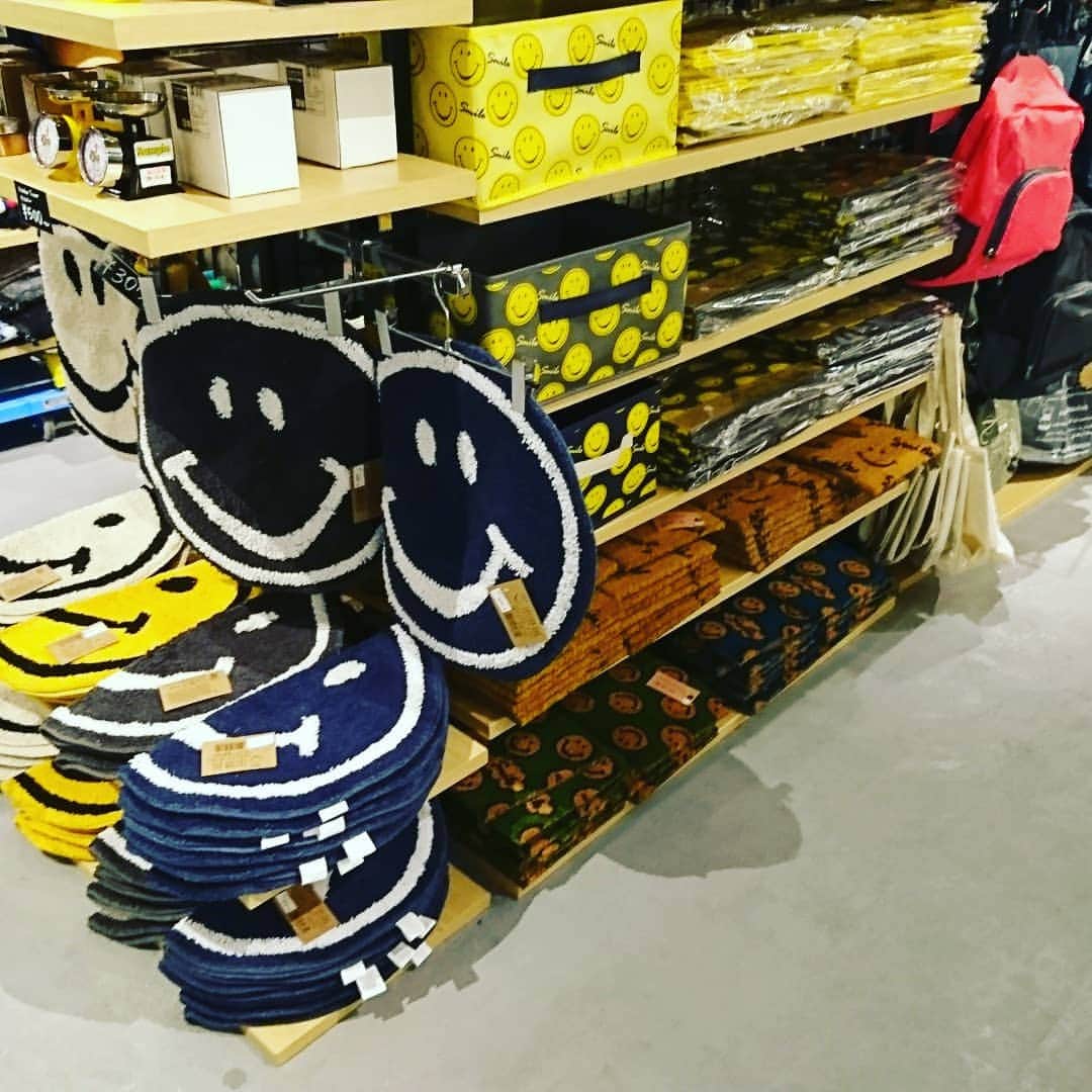 Smileyface公式アカウントのインスタグラム：「★スマイル収納グッズ★ベッドの下などの空きスペースにオススメ(^^)/ #収納グッズ #収納上手 #空きスペース #有効活用 #片付け上手 #可愛く収納  #スマイル #スマイルくん #笑顔 #スマイルマーク #にこちゃん #ニコちゃん #にこちゃんマーク #ニコちゃんマーク #スマイリー #笑顔が素敵 #おしゃれさんと繋がりたい #smile #smiley #フォロバ #フォローミー #follow #followme #follow4follow」
