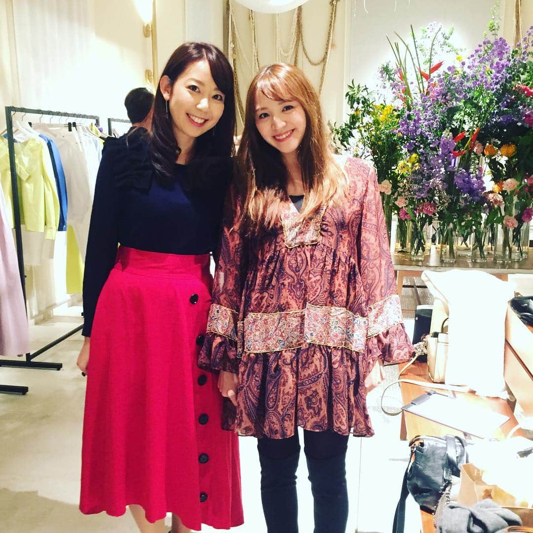 須黒清華のインスタグラム：「展示会で、久々に会えた杉ありさちゃん♡ @itsmeariiisa  実は中高ミュージカル部の後輩なんです✨ お腹おっきくなってたー‼︎ 元気な赤ちゃん産んでねー♡ 可愛いお洋服いっぱいオーダーしたので、夏までに痩せなくては💦」