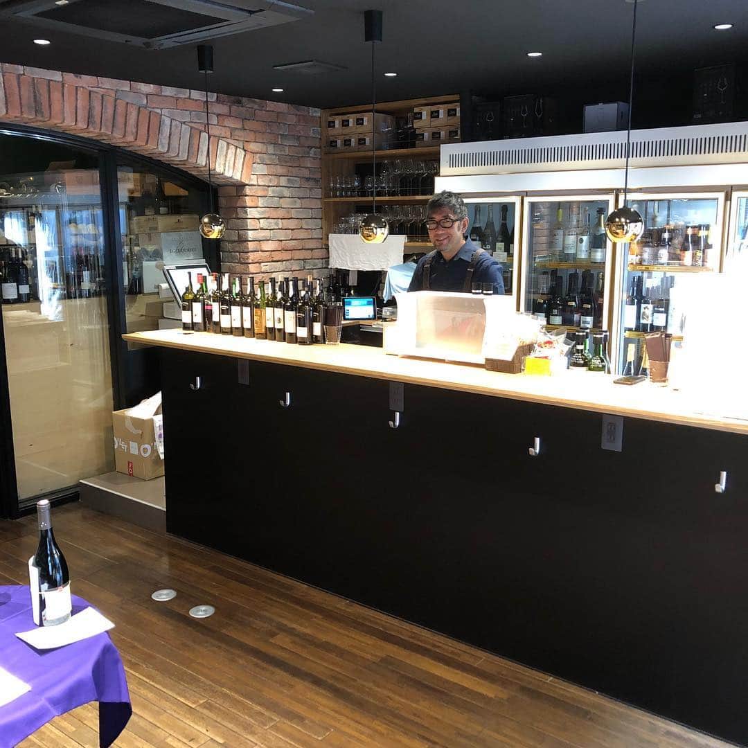 福田秀平のインスタグラム：「今日はワインを買いにこのお店に^ ^ #小久保さんの2000本安打のお祝いを買ったのがここ #それ以来ずっとくる #店長最高 #ワイン最高 #天神西通りちょい入ったとこ #お店リニューアル」