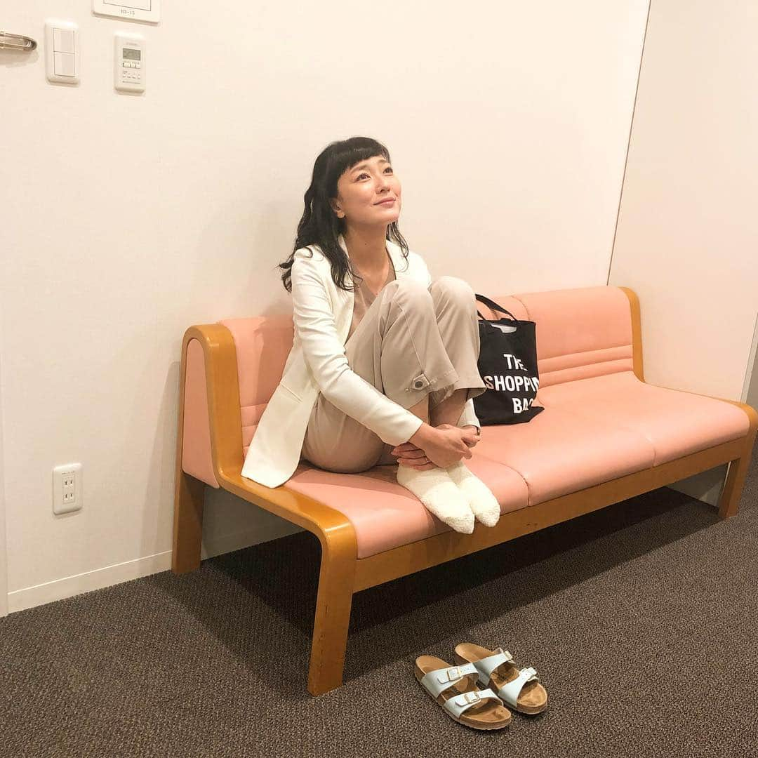 板谷由夏 さんのインスタグラム写真 - (板谷由夏 Instagram)「病院の待合室みたいだけど、楽屋です。 スタジオデイが続いてます。 連続ドラマの１話目を作る過程は 緊張感があるんだ、これが。 さ、今日もがんばろう。 困った顔は、困った役だからだよ。」11月21日 9時20分 - yukaitaya