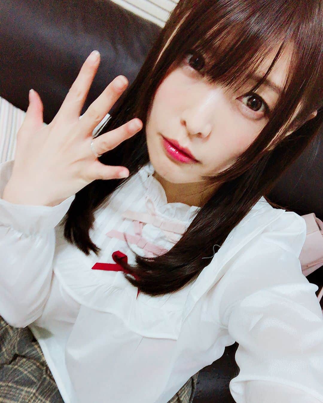 新村あかりのインスタグラム：「まさかの人妻役でこんな可愛いお洋服が着れるとは♡ #ミセスの素顔 #AV #新村あかり #niimuraakari」