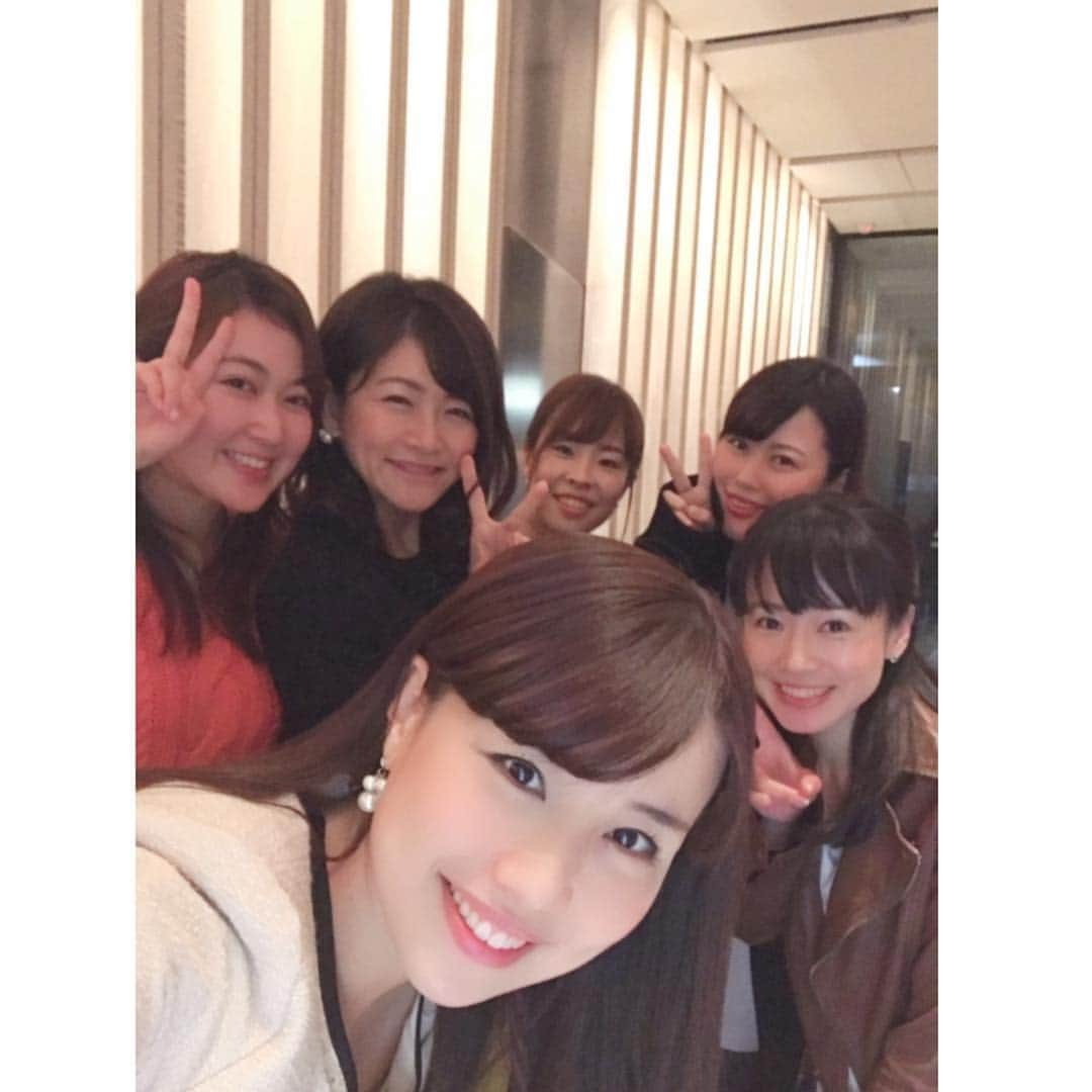 道岡桃子さんのインスタグラム写真 - (道岡桃子Instagram)「先日のアナウンサーカラオケ大会🔥地方局対抗戦🔥🎤 . ２枚目左から 元 #テレビユー福島 りかちゃん （なんと音大出身）#福島 ❤️ . 元 #琉球朝日放送 みほちゃん （沖縄から上京したばかり）#沖縄 ❤️ . 元 #ケーブルネット鈴鹿 あゆみちゃん （バラエティ番組で活躍）#三重 ❤️ . 元 #新潟テレビ21 ももこ （いつも鼻声）#新潟 ❤️ . 元 #さくらんぼテレビ ともこちゃん （英語とフランス語が堪能）#山形 ❤️ . 元 #群馬テレビ さきちゃん （モデルさんみたい）#群馬 ❤️ . 地方局出身で今は東京が拠点のアナウンサーたち、みんな自分の個性を生かして東京砂漠でがんばっています！私のど自慢大会にでるくらいカラオケ好きなの！ミーハーでごめん（笑） . #赤いスイートピー  #ハナミズキ #残酷な天使のテーゼ etc...をみんなで歌いました。 世代でないけど松田聖子さん人気ですね♡ . お友達の歌っている姿を初めて見たからなんかドキッとしてしまいましたw ニュース読むときの声と違いますね。 . みんな耳が良いから歌がうまい🤣🤣🤣 だれが一番とか決められません‼️ . 忙しいのにありがとう💕 友達の輪が広がったみたいでよかったです🤗 みんないいひと😭また集まりましょう❤️ . P.S.あゆみちゃんは今日おひる #ヒルナンデス に出演するそう！がんばって！ . . #アナウンサー #女子アナ #アナウンススクール #地方局 #カラオケ #アニソン #のど自慢 #カラオケ🎤 #女子会 #銀座 #ginza #karaoke #instagood #followforfollowback」11月21日 10時36分 - momoko_ana