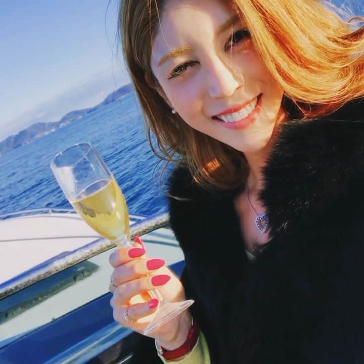 のインスタグラム：「petit cruising🐬🥂 . 週末は家族旅行だから 楽しみ🙊💓 . 家族のグループLINEの 通知がすごくて みんな自由だな〜って 改めて思ったよん👨‍👩‍👧‍👦笑 . . #cruising #まったり時間 #happytime #happyness #家族旅行 #仲良し #グループline #ぐちゃぐちゃw #自由人 #海のある生活」