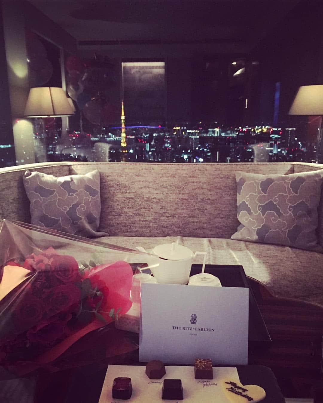 中谷紋菜のインスタグラム：「2018.11.15 #mybirthday @ritzcarltontokyo  #thankyou 🎁✨🎉🙏✨💚💚」