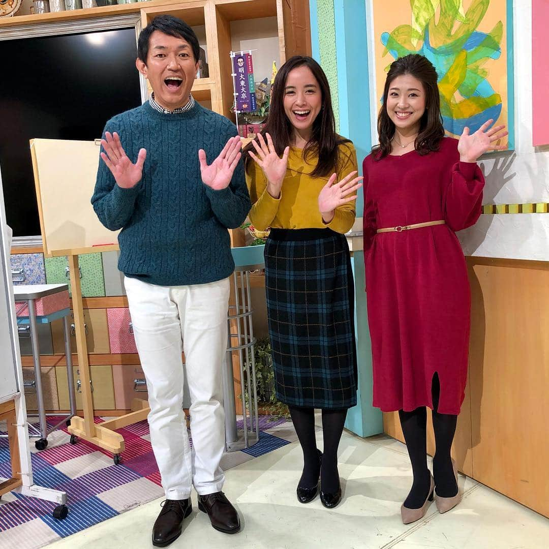 読売テレビアナウンス部さんのインスタグラム写真 - (読売テレビアナウンス部Instagram)「尾山です。 今朝もすまたんzipをご視聴ありがとうございます😊 ・ よく見たら、衣装の色が…信号機…😅 色の通りに並んではいポーズ📸 ・ ・ #ytv #すまたん #すまたんzip #武田訓佳 さん #黄レンジャー #三村毬乃 さん #赤レンジャー #尾山憲一 #青レンジャー」11月21日 11時29分 - ytvana_official