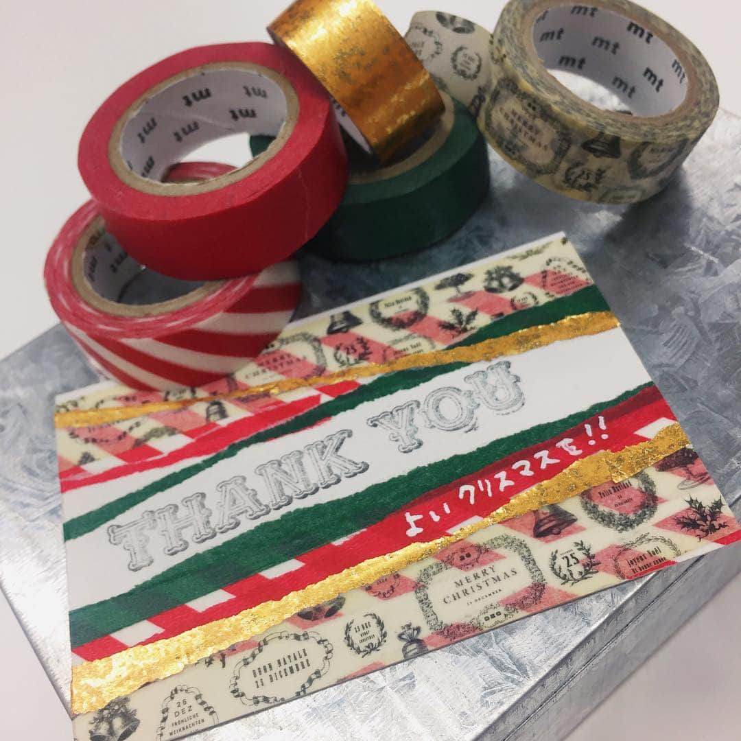 mt masking tapeさんのインスタグラム写真 - (mt masking tapeInstagram)「mt christmas柄でメッセージカードつくりました！  mtでは毎年、数量限定のクリスマス柄を発売しています。 写真のカードでは、今年のデザイン9柄のうちの1種類「ヴィンテージクリスマスメッセージ」と、定番のカラーを使用しました。  ちなみに、mtのシンプルな無地は現在46種ありますが、スタッフのオススメクリスマスカラーは「レッド」と「ピーコック」！ ピーコックがあまり聞きなれないですが、黒板のイメージの深みのあるグリーンで大人っぽいカラー。 今回あわせたクリスマス柄のような大人っぽい柄でもマッチしてくれ、深みのある色は引き締めポイントにもなり地味ながら重要な存在なのです。  また、クリスマスカラーといえば、これまでは「金」だったのですが、今年は発売されたばかりのmtfab箔押しの砂子ゴールドをあわせてキラキラ度急上昇！ 砂子ゴールドは、表面にテクスチャが入ってるので、味わいある輝きです。  プレゼントに添えて渡せたら…大事なあの人も喜んでくれますね(*^▽^*) #maskingtape #マスキングテープ #マステ #mt #カモ井加工紙  #mtfab #箔押し #mtfab砂子ゴールド #mtレッド #mtピーコック #mtストライプレッド #クリスマスカード #christmascard #メッセージカード #mtchristmas #mtクリスマス限定 #mtヴィンテージクリスマスメッセージ」11月21日 11時42分 - mt_masking_tape