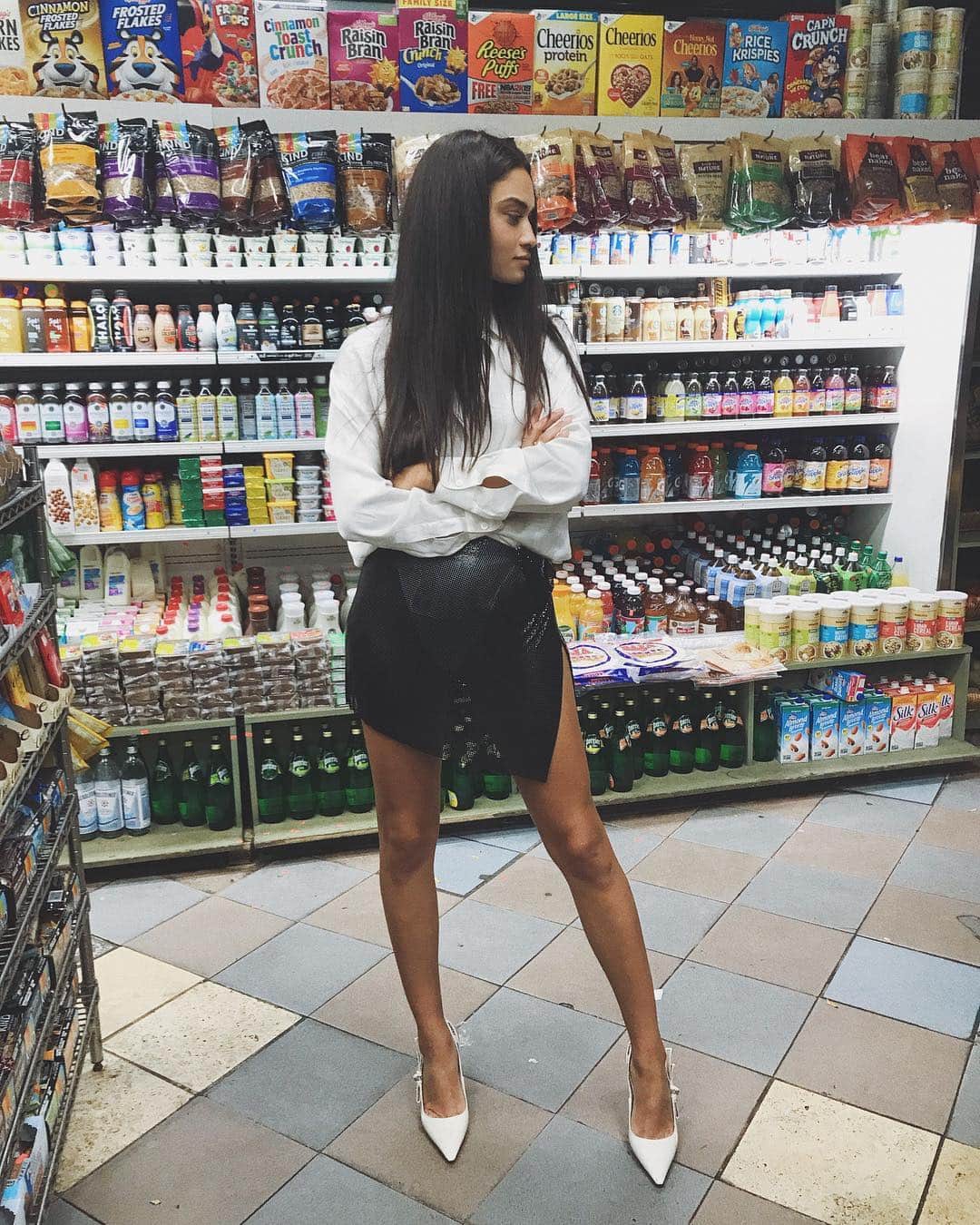 シャニーナ・シャイクのインスタグラム：「Casually grocery shopping 🛒 💅🏽」