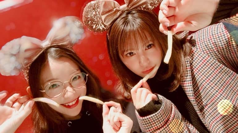 足立梨花さんのインスタグラム写真 - (足立梨花Instagram)「#りかりま でディズニー🤗💕 ポテトを持つとふざけた写真を撮りたくなるみたい笑 .  #西崎莉麻 #足立梨花 #好きなよコンビ #ポテト #ふざけてる #ディズニー #TDL #昨日は #変な写真しかない #変顔投稿 #続くかも #ごめん #www」11月21日 12時46分 - adacchee