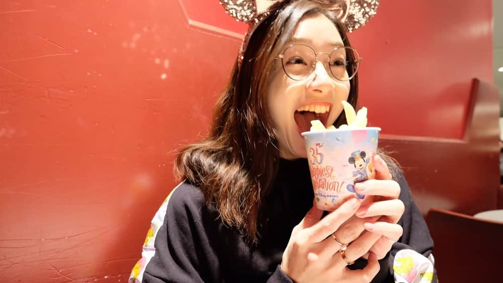 足立梨花さんのインスタグラム写真 - (足立梨花Instagram)「#りかりま でディズニー🤗💕 ポテトを持つとふざけた写真を撮りたくなるみたい笑 .  #西崎莉麻 #足立梨花 #好きなよコンビ #ポテト #ふざけてる #ディズニー #TDL #昨日は #変な写真しかない #変顔投稿 #続くかも #ごめん #www」11月21日 12時46分 - adacchee