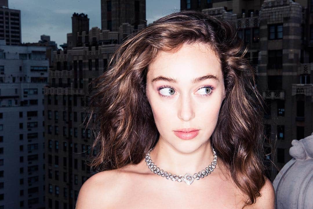 アリシア・デブナム・キャリーのインスタグラム：「@chanelofficial x @coveteur ✨💎✨ One more for good measure.」