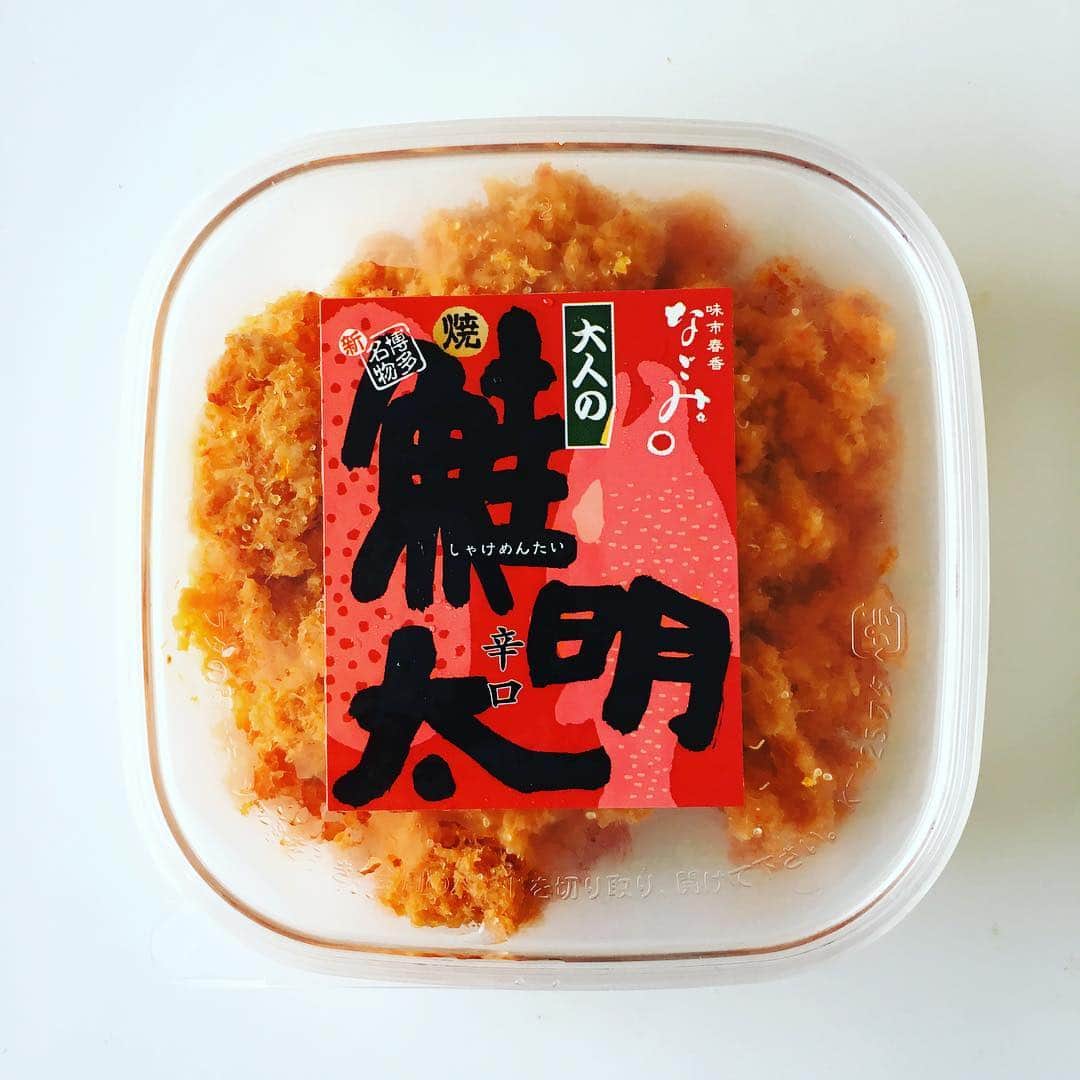 のインスタグラム：「食いしん坊仲間からもらったご飯のお供が美味しすぎる！大人の鮭明太。 そぼろ状にした焼鮭にプチプチの明太子。ピリ辛で鮭と明太子のダブル使いで旨みたっぷり。白飯が何杯でもいけそう。お粥にもぴったり。 @michikosuhara ちゃんありがとう！ #ご飯のお供 #大人の鮭明太  #なごみ #これやばい」
