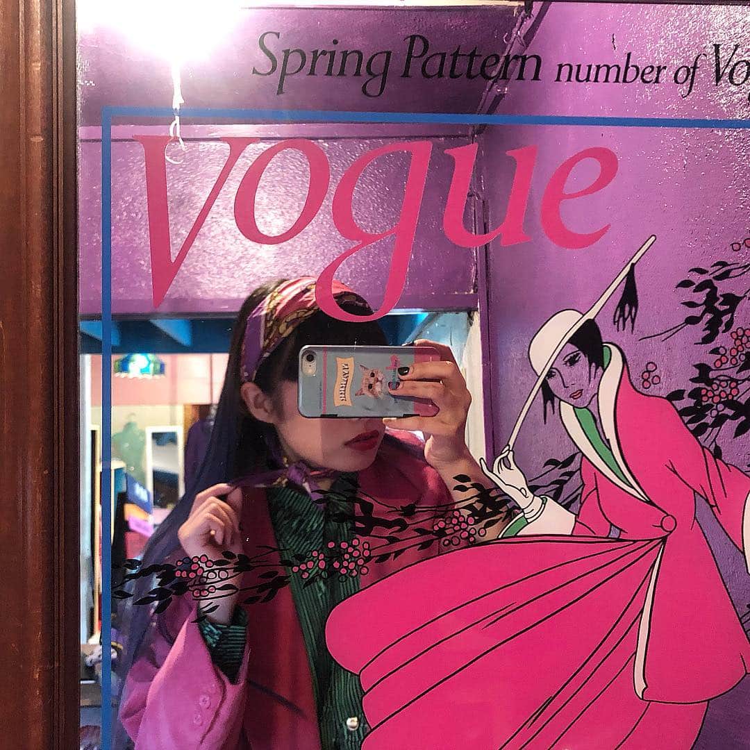相羽瑠奈さんのインスタグラム写真 - (相羽瑠奈Instagram)「一目惚れしたVogueのパブミラー 。 アールに置きました 🕺👄 この鏡を見て 身だしなみを整えると気分上がる ☺️ そしてVogueの表紙になった気分になれるよ📗良き！」11月21日 14時43分 - rone.runa