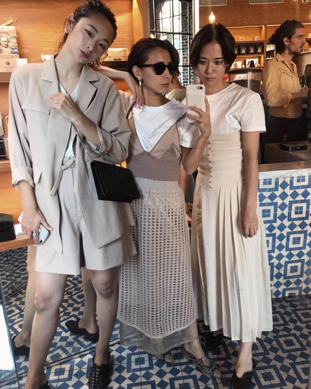 のインスタグラム：「BEIGE THREE SISTERS🧚‍♂️ . 上から下までゼーーンブAMERIの、春夏アイテム♡ . あやかのポーズが5点😒 . #los#LA#losangeles#705travel#businesstrip#MRChotel#theMRChotel#ロス旅#ロスコーデ」