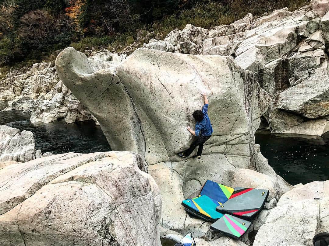 のインスタグラム：「I established “Marianna” in #hidakanayama  This area has some cools!! I’ll come back again🔥🔥 @869usk @eri_nnnnn @j00000zi @unnewto @eiji_614 @fe0306._.e @syoudk  飛騨金山にもめっちゃ、岩があって牙岩の右側のプロジェクトを登ることが出来ました☘ その前日までのルートセットのときにめちゃくちゃ聴いてた”マリアンナ”から名前をとりました🍁 そして、中家さん、杉山さんありがとうございました〜！すごく楽しめました〜 また、お世話になります🔥 @mountainhardwear.jp @evolv_japan @frictionlabs @organicclimbing @up.athlete  #飛騨金山」