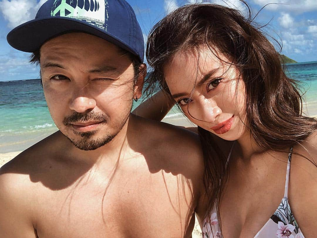 ソンイさんのインスタグラム写真 - (ソンイInstagram)「夫婦2人でのラスト旅行🌺🌈 2枚目の旦那さんは眩しくて限界だぁの顔🤣 ６年半一緒で、付き合って1ヶ月で同棲してたから夫婦になってもそんなに生活スタイルが変わらずカップルの時のままな感じだったけど、やっと環境が大きく変わるのか😌🌼 #Hawaii #ハワイ旅行 #夫婦旅行」11月21日 15時32分 - sunwei1013