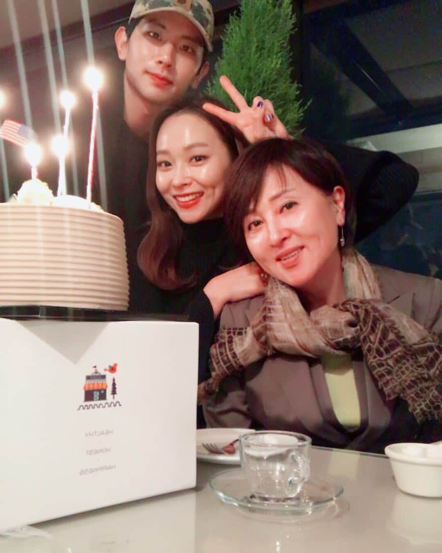 チ・ユンホのインスタグラム：「누나 생일축하해 @jeongmin1120_sh  #누나 #엄마 건강만하자!」