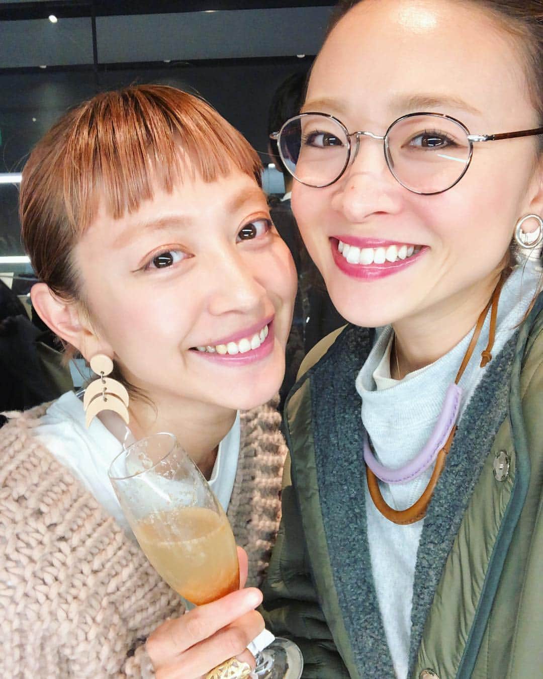 のインスタグラム：「昨日はえみりーとSENSORIUM THREE丸の内店のレセプションに😙 混みすぎて中が全然撮れなかったから、グロス塗ってもらって写真撮った🥰 ケータリングも美味しいし、メンズコスメも斬新で楽しかったぁ☺️ 新しく発売する季節に分けて使えるハンドクリームと大好きシマリング グローデュオが入ったベースメイクアップをお土産でいただきました🎁かわいい❤️ #鏡越し難しいから結局自撮り笑笑 #来世の話で盛り上がる🤣 #THREE #threecosmetics #sensoriumthree」