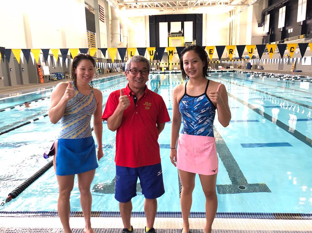のインスタグラム：「長い合宿が終わりました🙆🏻‍♀️ 3週間濃い練習ができました🏊🏻‍♀️✨ 写真はTeam TAKE👍 と、後ろにひょこっと写り込む天井選手🐏」