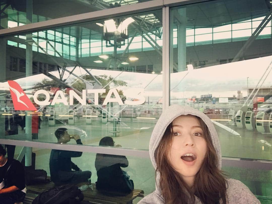 のインスタグラム：「✈️✈️✈️✈️✈️✈️✈️✈️ #iamkarina #itisnotfake #forreal #karina #香里奈 #flight #Qantas ということは #australia #🇦🇺」
