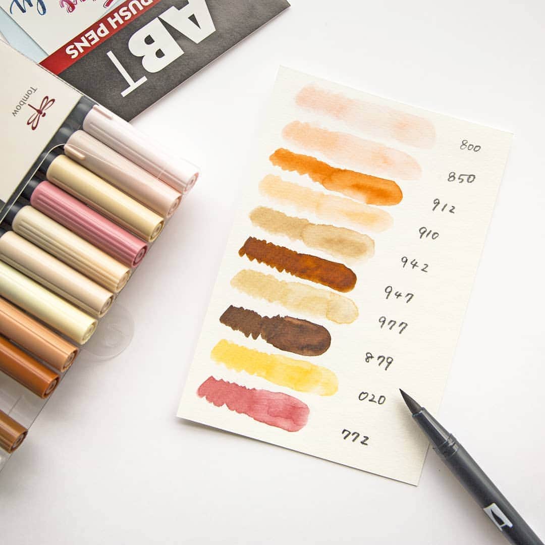 トンボ鉛筆さんのインスタグラム写真 - (トンボ鉛筆Instagram)「ABTの12色セット「ポートレイトセット」🖌️ 人物画を描くのにおすすめのカラー11色+カラーレスブレンダーがセットになっています。  それぞれの色を塗って、右半分を水筆でぼかしてみました。 水性染料インクのABTは、水筆と組み合わせると水彩風の仕上がりに。 今回は「タッチⅡ」という水彩紙を使いましたが、画用紙でもOKです🎨 . . . #ABT #tombowabt #withtombow #watercolor #watercolorpainting #watercolorart #watercolour #watercolourpainting #dualbrushpen #dualbrushpens #brushpen #brushlettering #watercoloring #watercolorartist #watercolorist #watercolorsketch #watercolorpencil #watercolorlettering #watercolor_art #watercolorflorals #watercolors #tombowwatercolor #art #artistsoninstagram」11月21日 19時07分 - tombowpencil