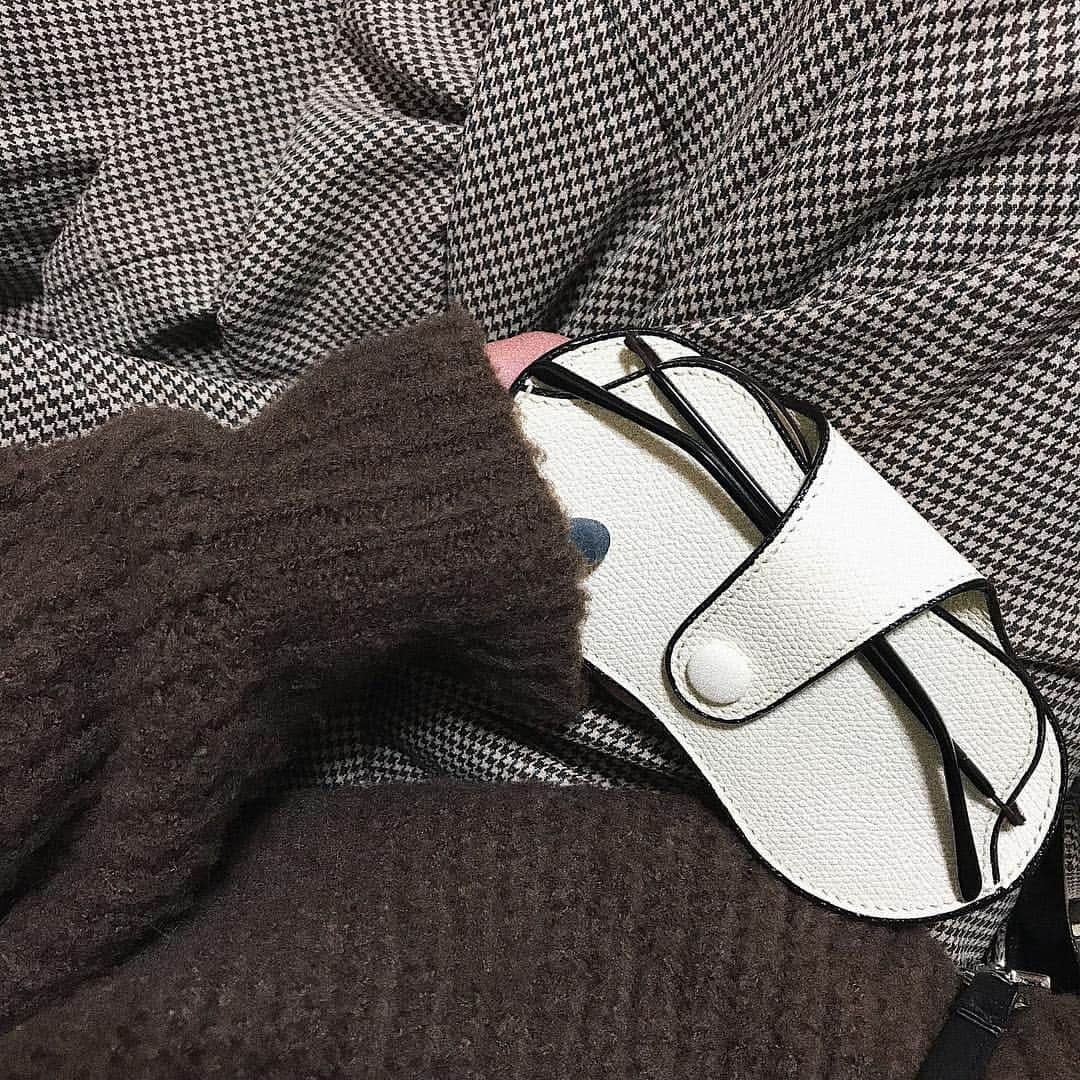 鈴木友菜さんのインスタグラム写真 - (鈴木友菜Instagram)「valextraのメガネケース 小さいバッグにもしゅっと入ってお気に入り！ かわいいいいい #valextra」11月21日 19時02分 - yuuna_suzuki