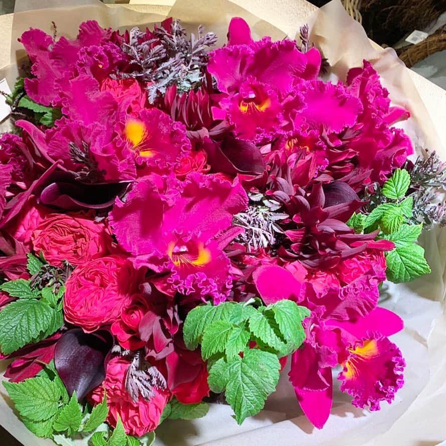 小川淳子のインスタグラム：「明日は美しい妹 @norin060 典ちゃんのお誕生日🎂🎉🎊💞 とにかく美しく華やかな彼女をイメージして🤗 ナチュールリッシュさんでお花をオーダーしました♡ かなり前から打ち合わせをして選んで下さったお花は 美しく華やかなカトレア💐 ひとみと私から愛を込めて🎁」