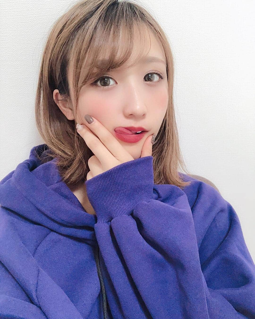 伊藤愛真さんのインスタグラム写真 - (伊藤愛真Instagram)「. ぺろ顔降臨 . . 最近紫とか赤に はまってる伊藤愛真です😈 . 今日はダイエットの質問 に答えます！ .  できる限り返すね🥰 . .」11月21日 20時10分 - __emagram