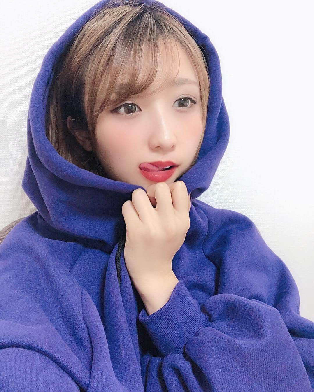 伊藤愛真さんのインスタグラム写真 - (伊藤愛真Instagram)「. ぺろ顔降臨 . . 最近紫とか赤に はまってる伊藤愛真です😈 . 今日はダイエットの質問 に答えます！ .  できる限り返すね🥰 . .」11月21日 20時10分 - __emagram