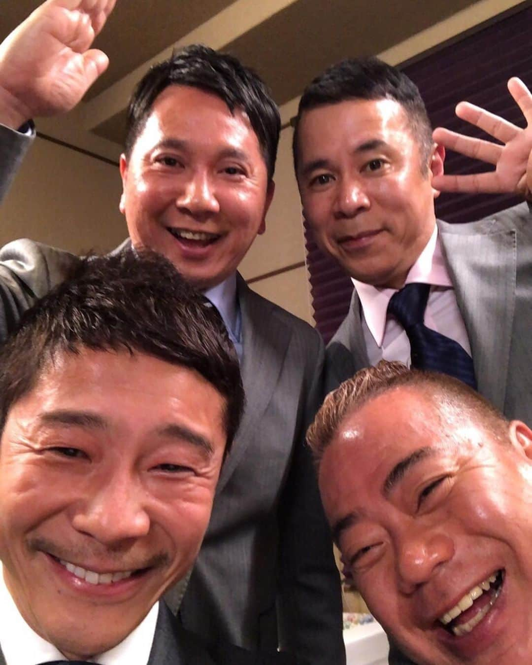 前澤友作さんのインスタグラム写真 - (前澤友作Instagram)「出川さん、田中さん、岡村さんが、同じように背が低い僕に興味を持ってくださりZOZOに来てくれた。みなさん背は小さかったけど、面白さと優しさと存在は超ビッグだった。  #ZOZOSUIT」11月21日 20時20分 - yusaku2020