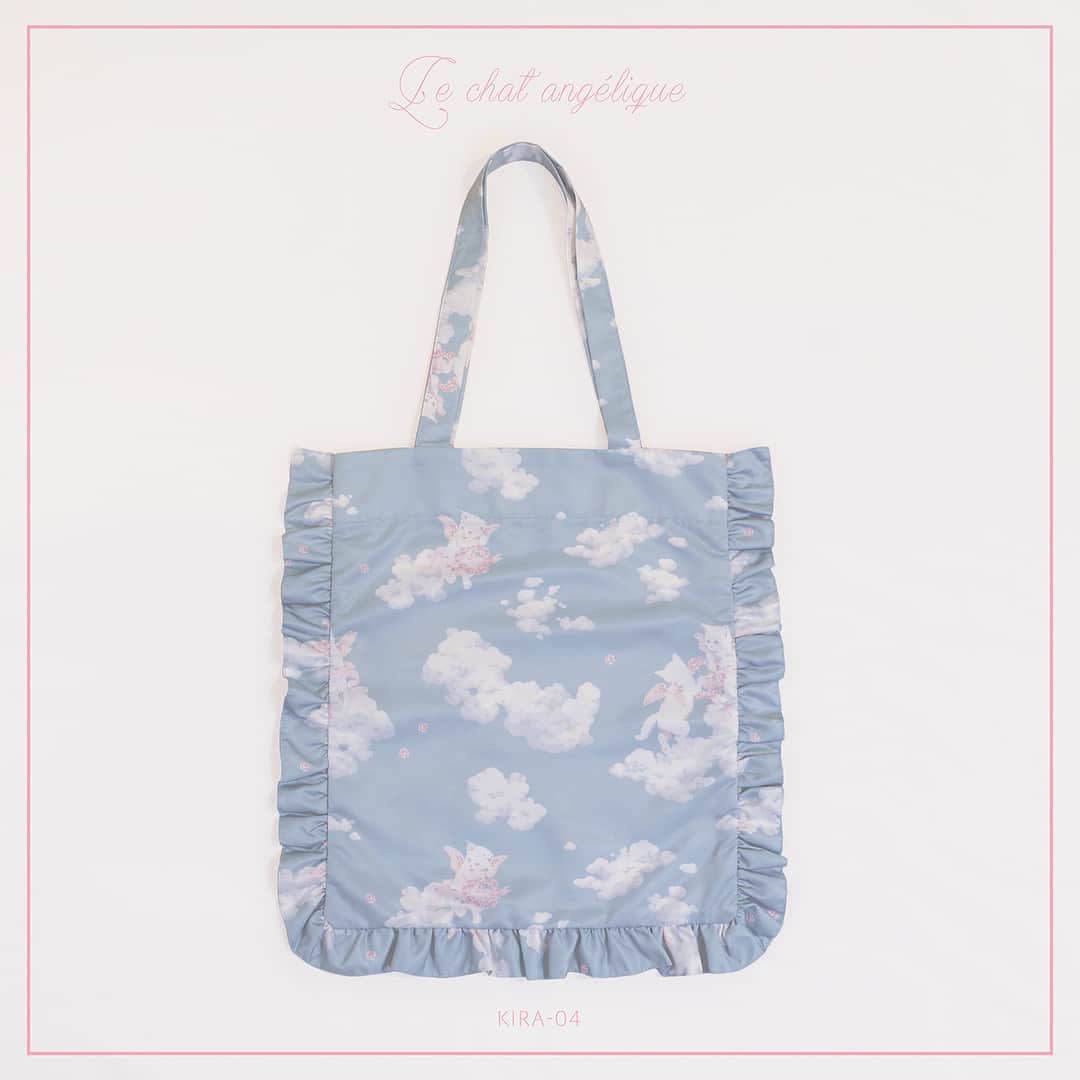 今井キラのインスタグラム：「New☁️﻿ Le chat angélique﻿ フリルトートバッグ﻿ ﻿ サイズ：縦38cm×横32cm（フリル含まず）﻿ 素材：ポリエステル100％﻿ ﻿ 旅先で立ち寄った教会の天井画をイメージした「Le chat angélique」のテキスタイルを使用したフリルトートバッグ☁️﻿ ﻿ 〈販売スケジュール〉﻿ #PLAYROOM伊勢丹 先行販売﻿ 11/28-12/4﻿ 販売価格 4,800円＋税﻿ ﻿ Web Store 販売﻿ 12/1 15時〜﻿ Web Store特別価格 4,900円（税込）﻿ ﻿ ※店頭とWeb Storeでは販売価格が異なります﻿ ﻿ 〈ご注意〉﻿ ・プリント工法の都合上、部分的にプリントが白く抜ける事やイ﻿ ンク、黒点がわずかに付着する事がございます。﻿ ・柄の出方は1点1点異なります。﻿ ・モニターでの色味と実物の色味は若干異なる場合がございます。」