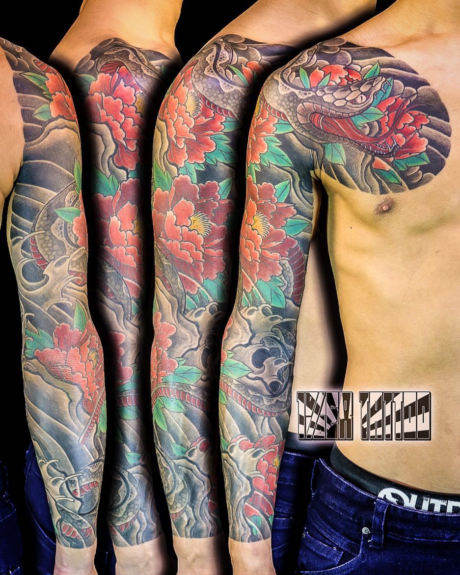 彫たつ刺青師のインスタグラム：「#埼玉#刺青#タトゥー#tattoo#彫たつ#蛇#牡丹」