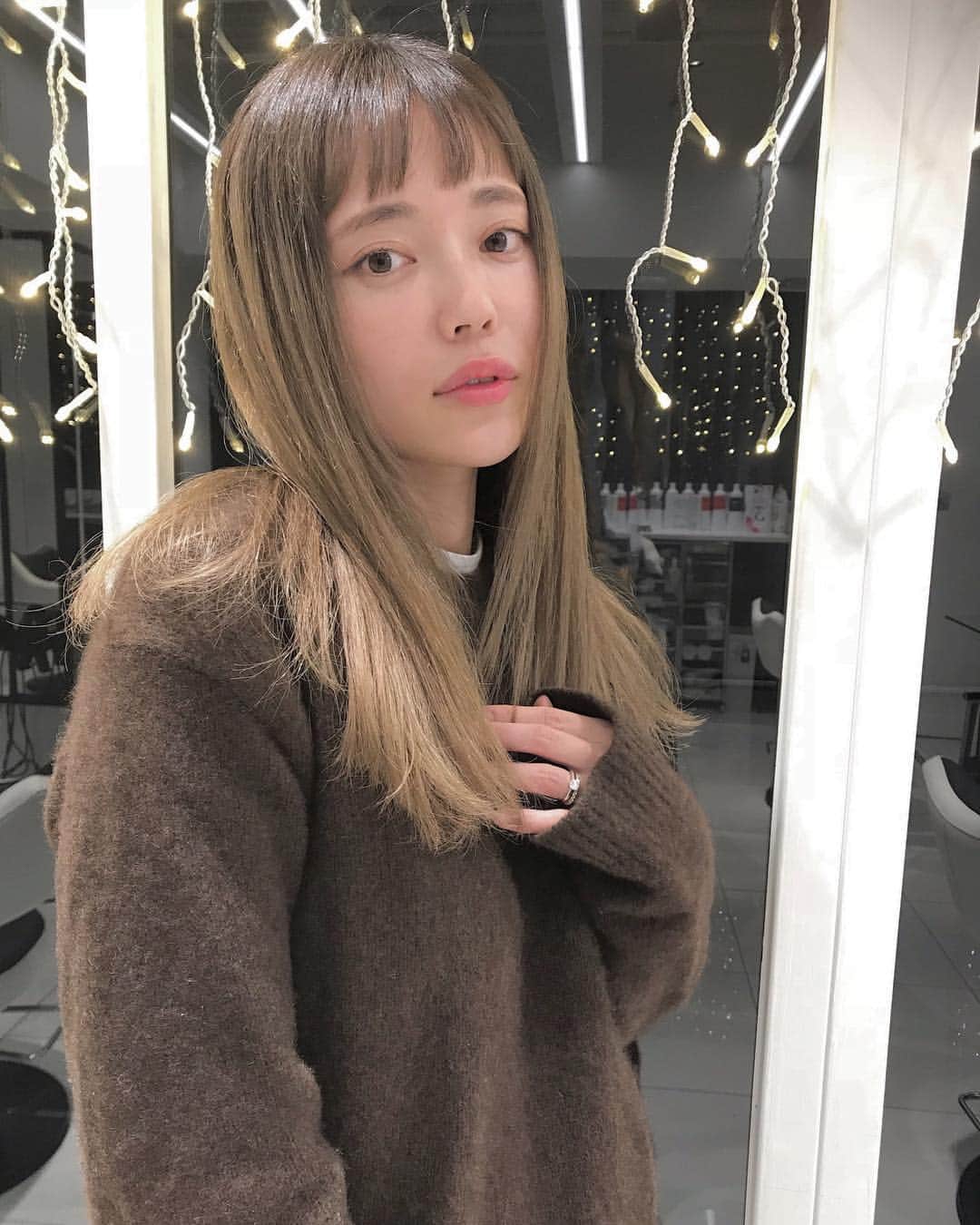 nanako itoのインスタグラム：「@reicoooshima ♡ . 今回根元の方を少しトーンダウン。 毛先はうっすらクリアにベージュを✨ . れいちゃんいつもありがとう🙏🏻💛」