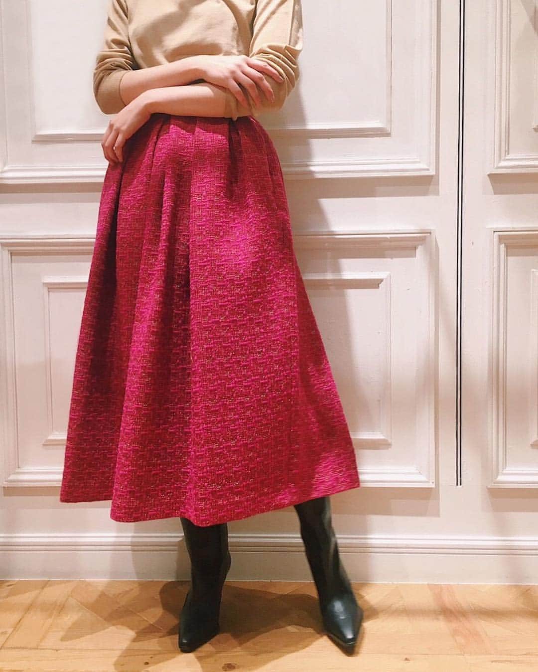 のインスタグラム：「~fancy tweed tuck skirt~﻿ 鮮やかなピンクは ツィード生地で取り入れて。﻿ ﻿ ﻿ skirt:【IENA LA BOUCLE】¥29,000+tax﻿ ﻿ ﻿ #ienalaboucle #iena_la_boucle #laboucle ﻿ #la_boucle #fancytweed #tweed #skirt ﻿ #pink #イエナラブークル  #ラブークル﻿ ﻿」