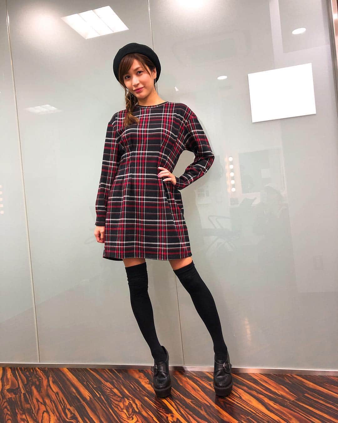 のインスタグラム：「AbemaTV『KANCOS HOLIC』ご視聴&コメントありがとうございました😁💄 今回も素敵なカンコス情報ゲットできて、ありがたき番組😂 最近韓国行けてないから行きたくなっちゃったなー✈️ KANCOS HOLICでの衣装は絶対領域してみたよ😎笑 スタジオでは座ってて見えないんだけどね😜 やっぱり絶対領域支持派のmen'sは多いのかな❓🙈 #KANCOSHOLIC #AbemaTV #styling #bershka  #bershkastyle  #絶対領域 #韓国コスメ」
