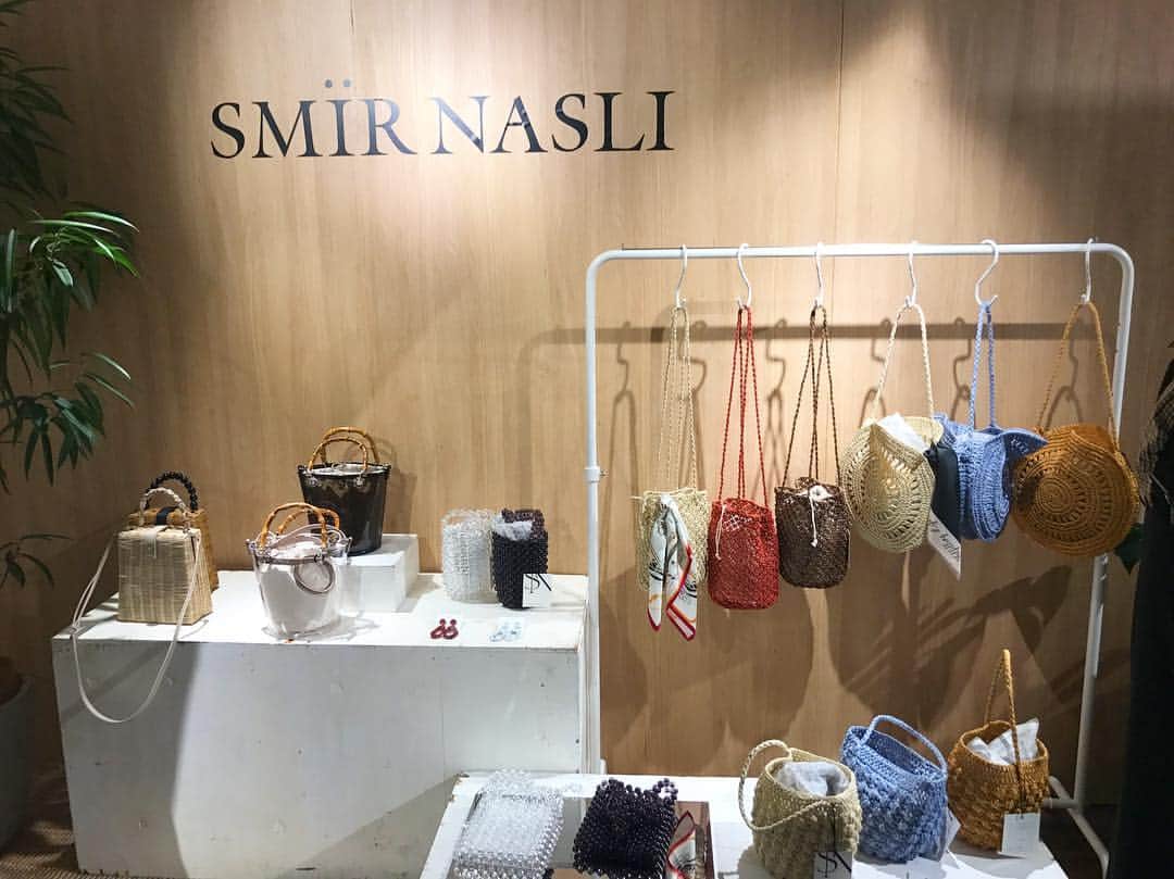赤谷奈緒子さんのインスタグラム写真 - (赤谷奈緒子Instagram)「SMIR NASLIの展示会へ💕 . #牛革のネイビーのバッグオーダーしたよ👜 #可愛いかった♡ #届くのたのしみだなー☺️ #サミールナスリ  #smirnasli  #鞄 #👜 #💕」11月21日 23時35分 - naokoakatani