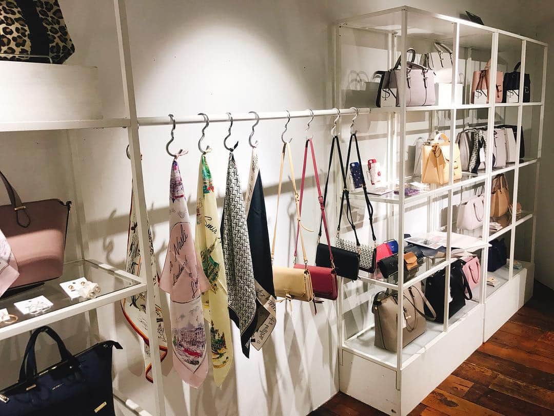 赤谷奈緒子さんのインスタグラム写真 - (赤谷奈緒子Instagram)「SMIR NASLIの展示会へ💕 . #牛革のネイビーのバッグオーダーしたよ👜 #可愛いかった♡ #届くのたのしみだなー☺️ #サミールナスリ  #smirnasli  #鞄 #👜 #💕」11月21日 23時35分 - naokoakatani