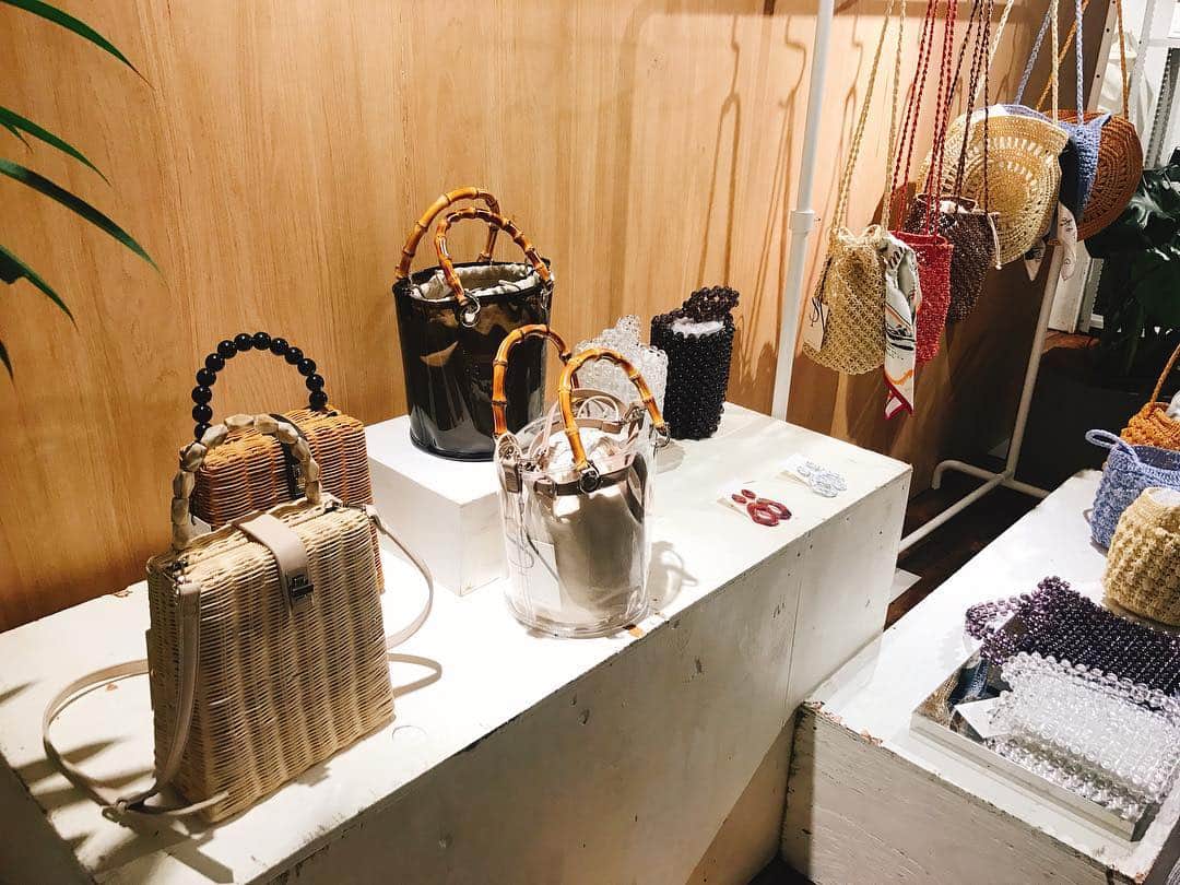 赤谷奈緒子さんのインスタグラム写真 - (赤谷奈緒子Instagram)「SMIR NASLIの展示会へ💕 . #牛革のネイビーのバッグオーダーしたよ👜 #可愛いかった♡ #届くのたのしみだなー☺️ #サミールナスリ  #smirnasli  #鞄 #👜 #💕」11月21日 23時35分 - naokoakatani